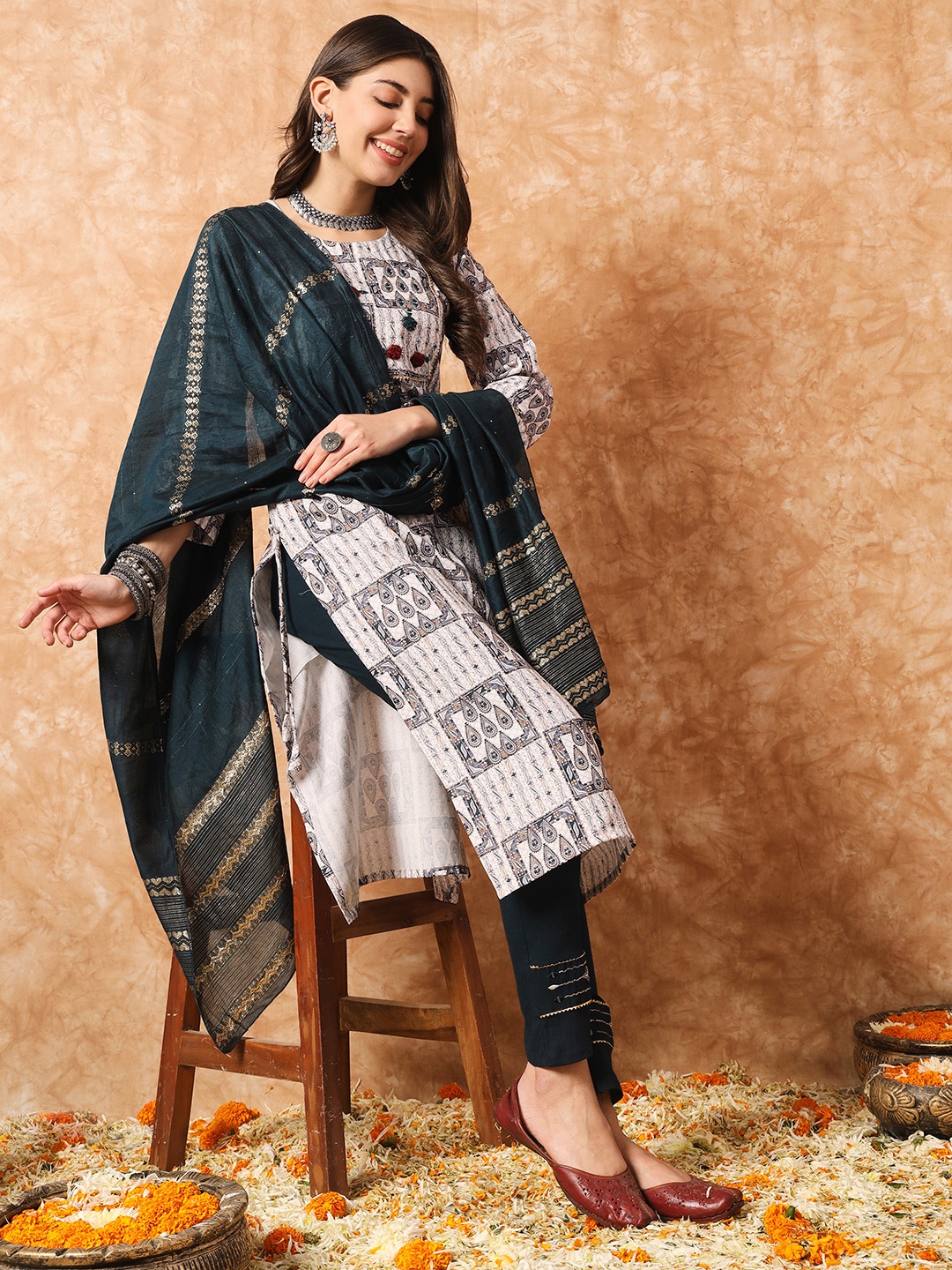 Navlik Ethnic Motifs Round Neck Gotta Patti Regular Kurta With Trousers & Dupatta, Turquoise blue
Navlik Ethnic Motifs Round Neck Gotta Patti Regular Kurta With Trousers & Dupatta, Turquoise blue