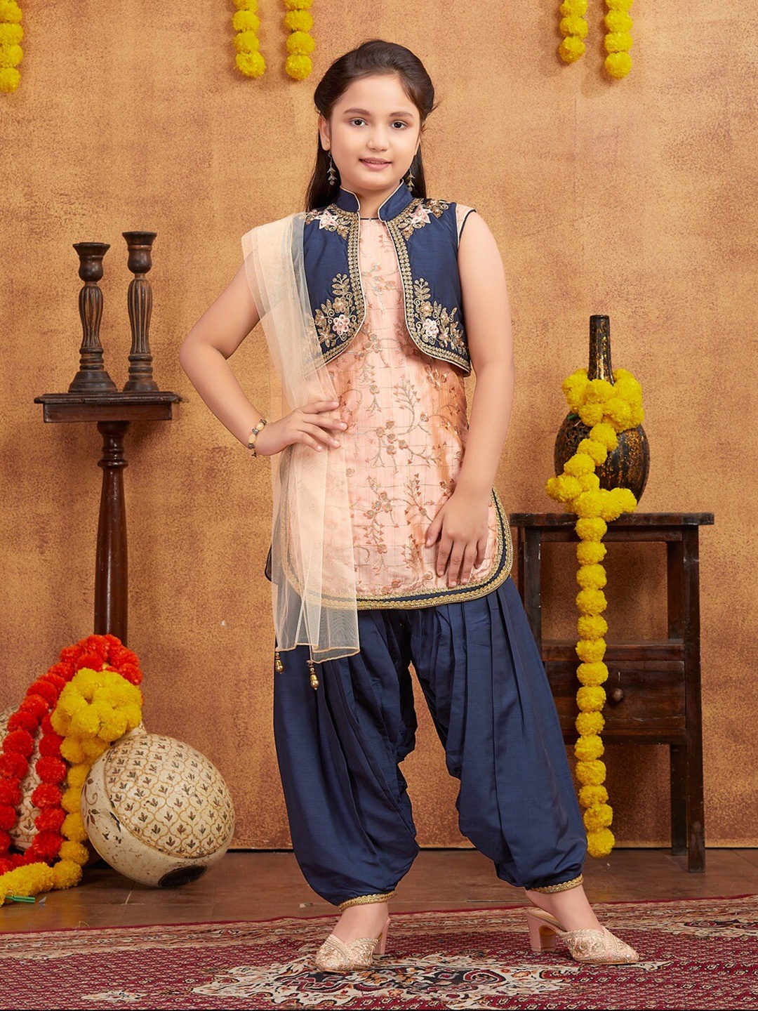 Aarika Girls Ethnic Motifs Embroidered Straight Pure Silk KurtI Patiala with Jacket, Peach
Aarika Girls Ethnic Motifs Embroidered Straight Pure Silk KurtI Patiala with Jacket, Peach