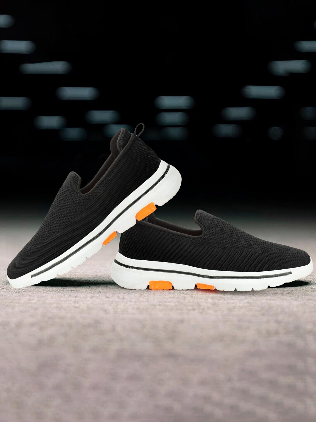 HRX by Hrithik Roshan Men Black Textured Lightweight Comfort Insole Contrast Sole Sneakers
HRX by Hrithik Roshan Men Black Textured Lightweight Comfort Insole Contrast Sole Sneakers