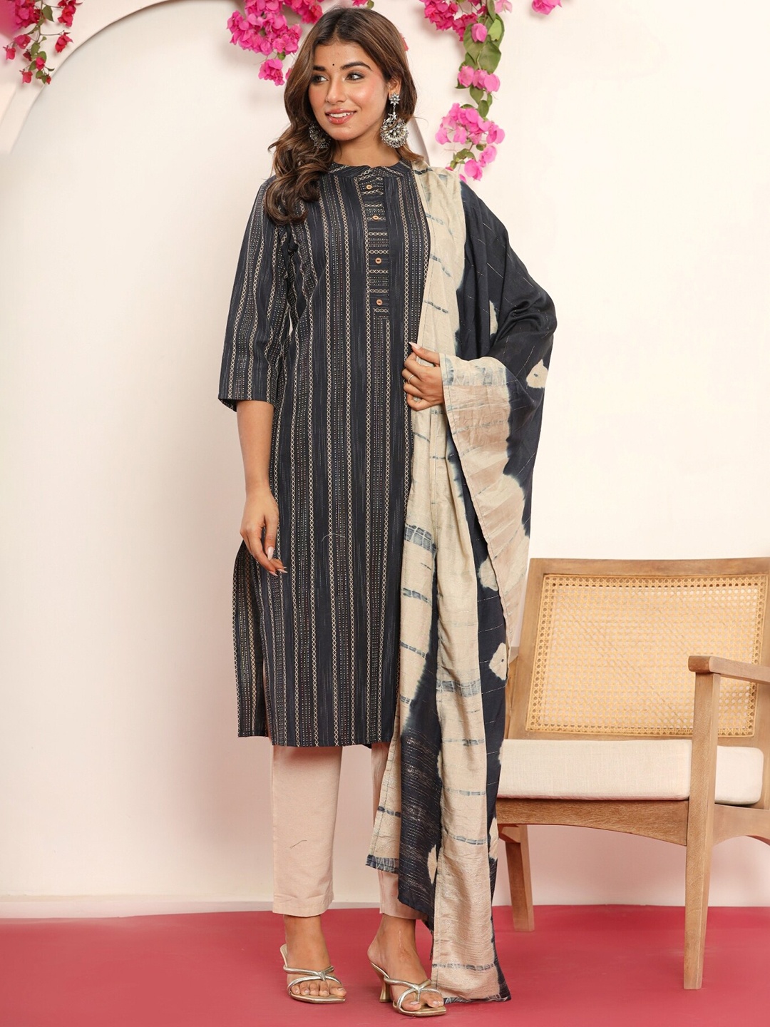 PUKHYA Striped Mandarin collar three-quarter sleeves Regular Pure Cotton Kurta Set, Black
PUKHYA Striped Mandarin collar three-quarter sleeves Regular Pure Cotton Kurta Set, Black
