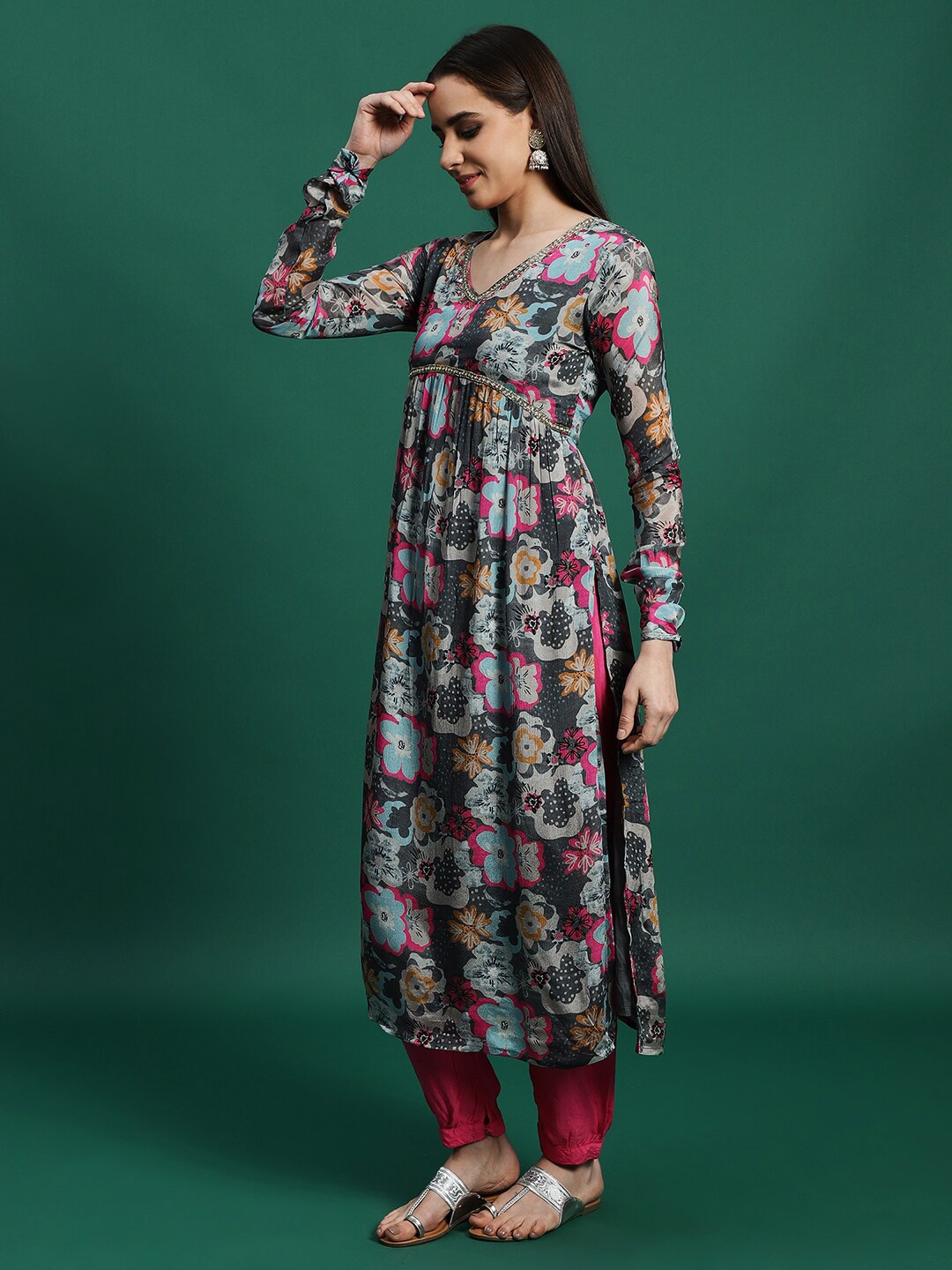 Ramas Floral Printed V-Neck Thread Work Straight Kurta with Trousers & With Dupatta, Grey
Ramas Floral Printed V-Neck Thread Work Straight Kurta with Trousers & With Dupatta, Grey