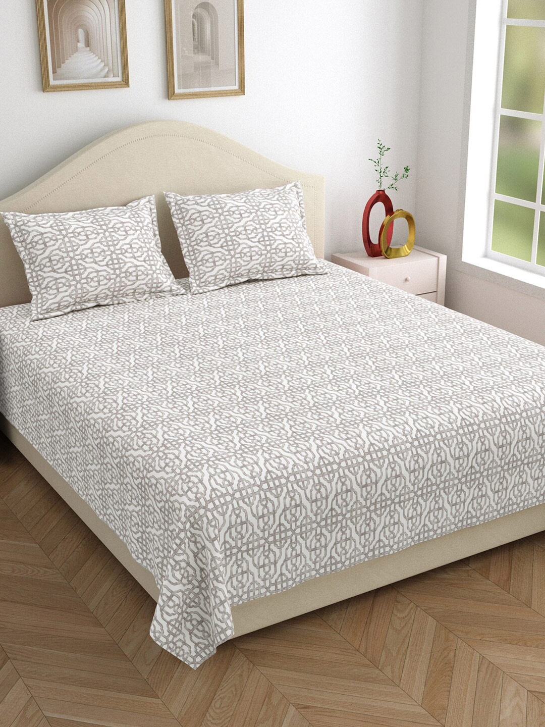 DREAM WEAVERZ Grey & White Geometric Cotton 220 TC King Bedsheet with 2 Pillow Covers
DREAM WEAVERZ Grey & White Geometric Cotton 220 TC King Bedsheet with 2 Pillow Covers