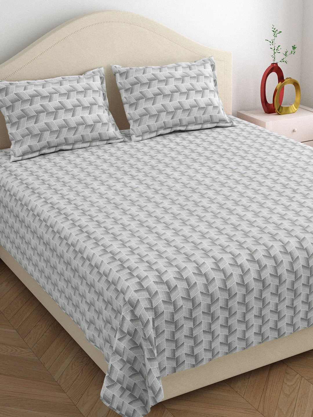 DREAM WEAVERZ Grey & White Graphic Cotton 220 TC Super King Bedsheet With 2 Pillow Covers
DREAM WEAVERZ Grey & White Graphic Cotton 220 TC Super King Bedsheet With 2 Pillow Covers