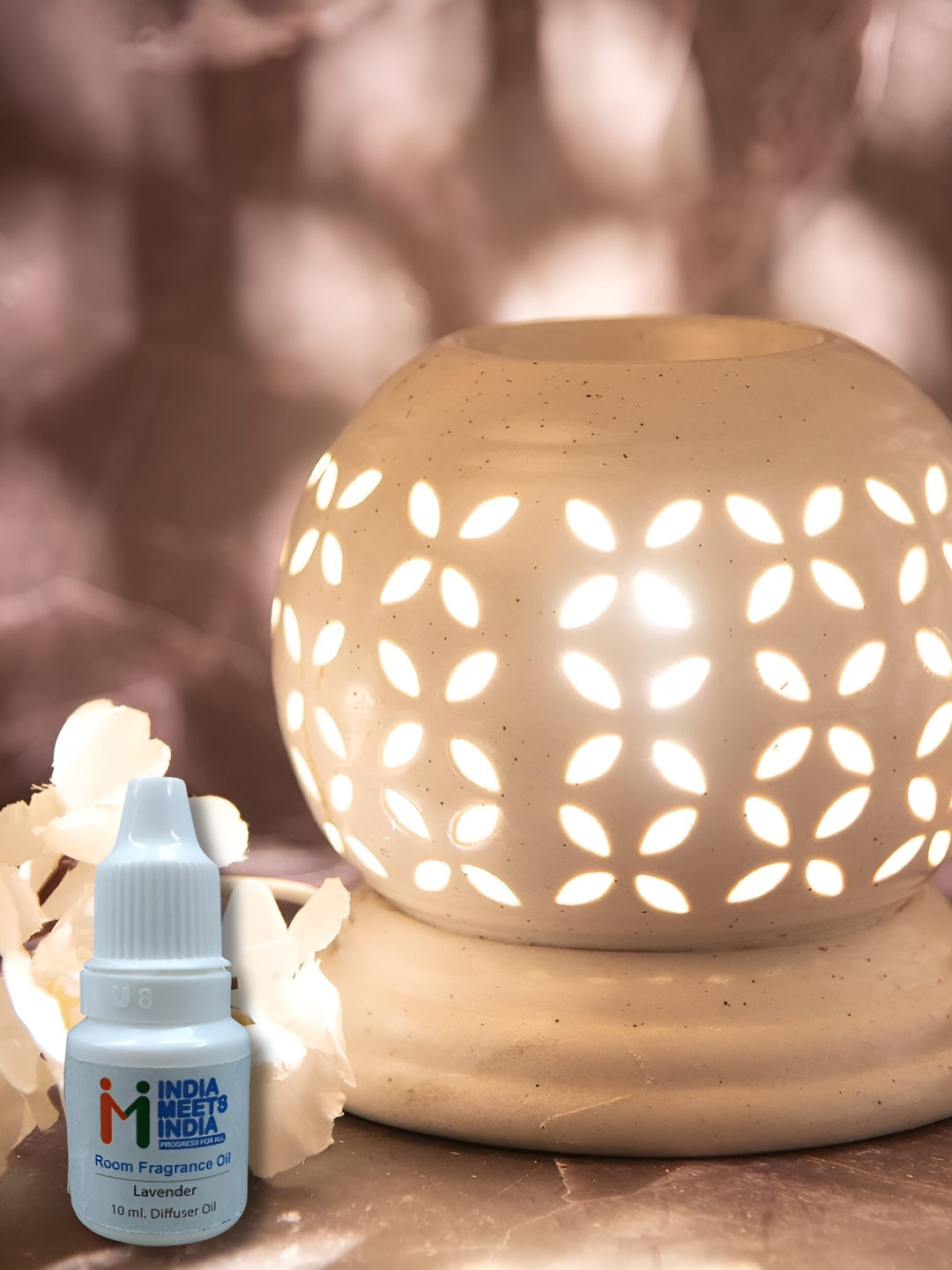 INDIA MEETS INDIA White Round Shape Ceramic Electric Aroma Diffuser & Lavender Oil 10 ml
INDIA MEETS INDIA White Round Shape Ceramic Electric Aroma Diffuser & Lavender Oil 10 ml