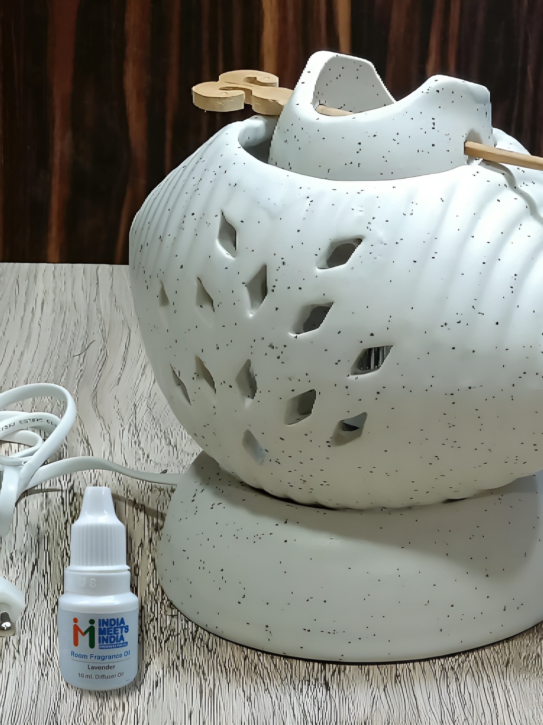 INDIA MEETS INDIA White Shankh Shape Ceramic Electric Aroma Diffuser & Lavender Oil 10ml
INDIA MEETS INDIA White Shankh Shape Ceramic Electric Aroma Diffuser & Lavender Oil 10ml