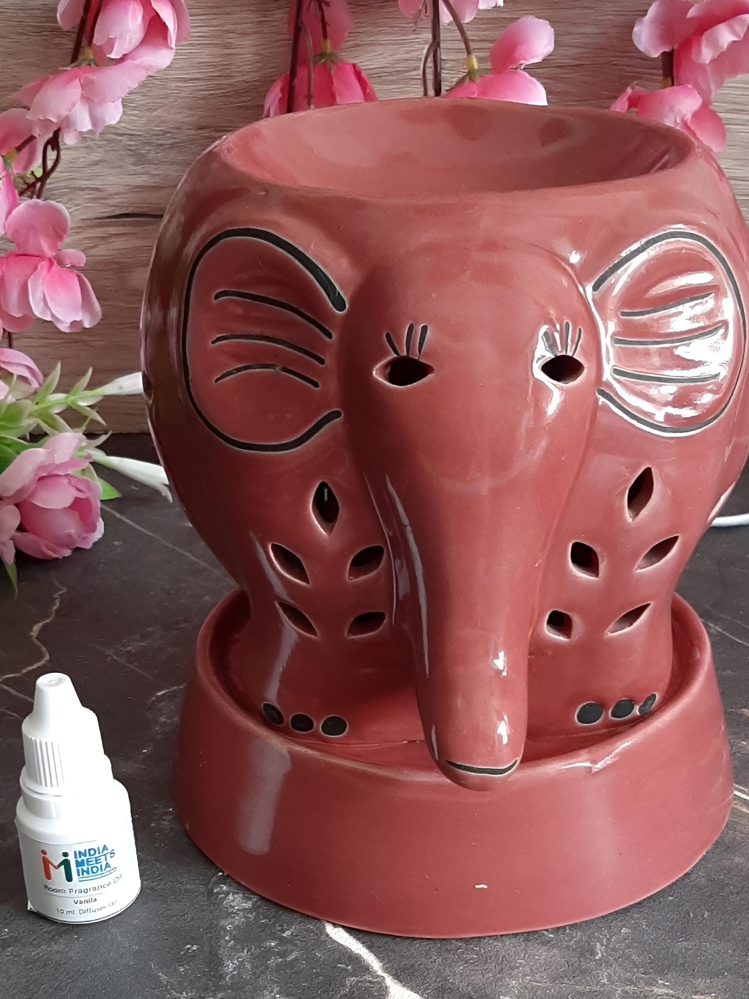 INDIA MEETS INDIA Brown Elephant Ceramic Electric Aroma Oil Diffuser & Lavender Oil 10ml
INDIA MEETS INDIA Brown Elephant Ceramic Electric Aroma Oil Diffuser & Lavender Oil 10ml