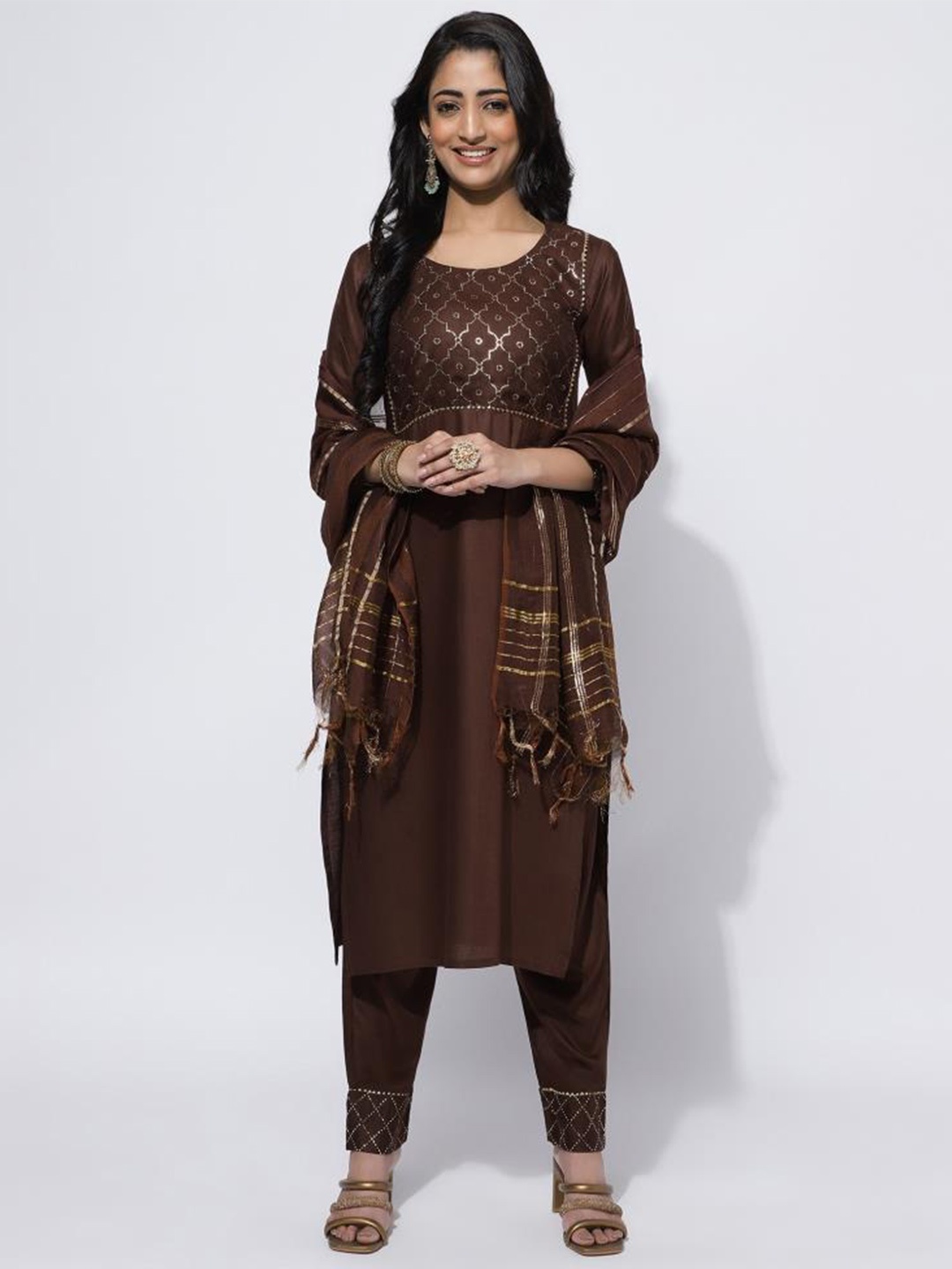 Twika Geometric Printed Gotta Patti Regular Kurta With Trousers & Dupatta, Coffee brown
Twika Geometric Printed Gotta Patti Regular Kurta With Trousers & Dupatta, Coffee brown