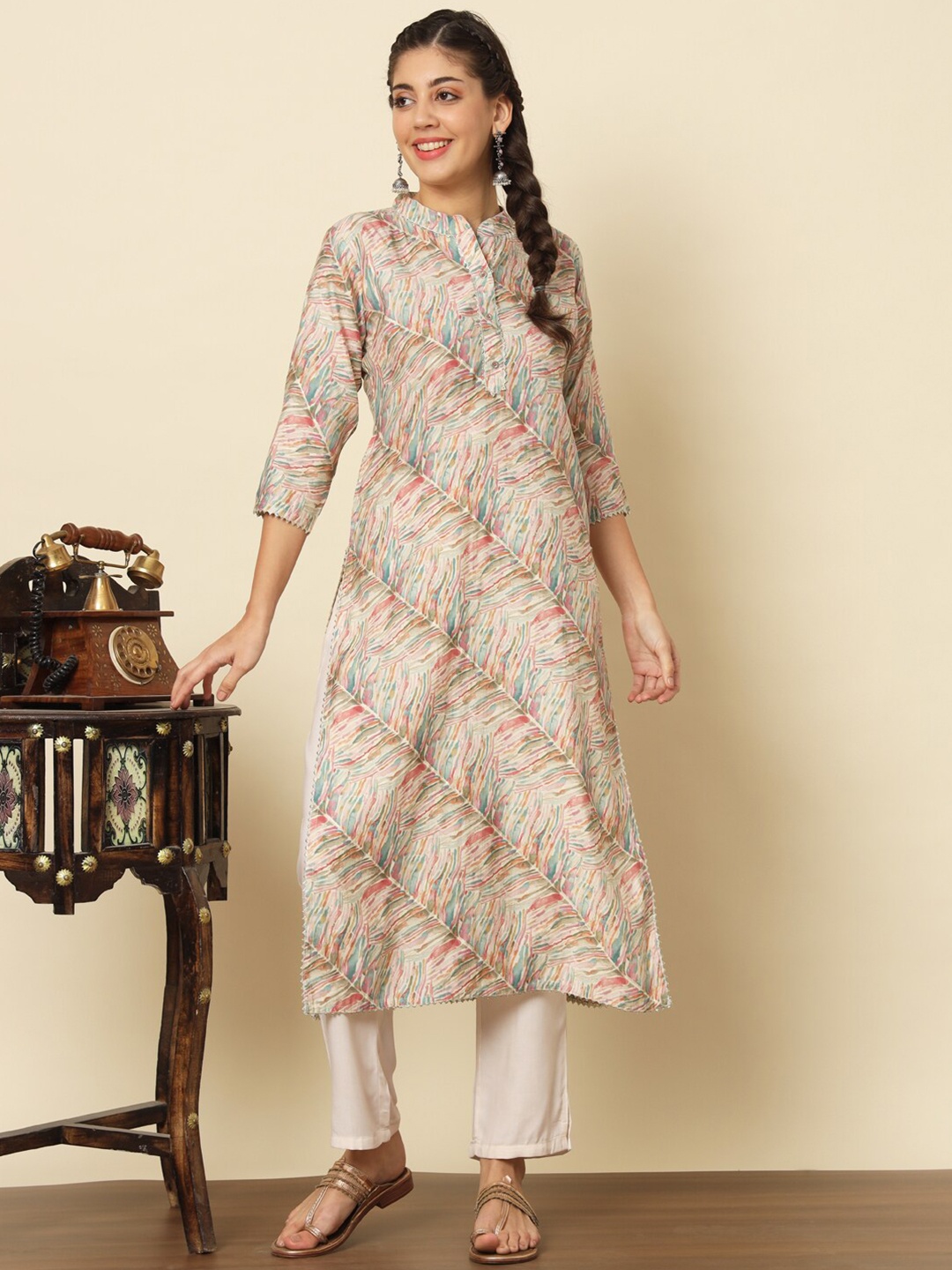 Meeranshi Floral Printed Mandarin Collar Gotta Patti Straight Kurta with Trousers, Off white
Meeranshi Floral Printed Mandarin Collar Gotta Patti Straight Kurta with Trousers, Off white