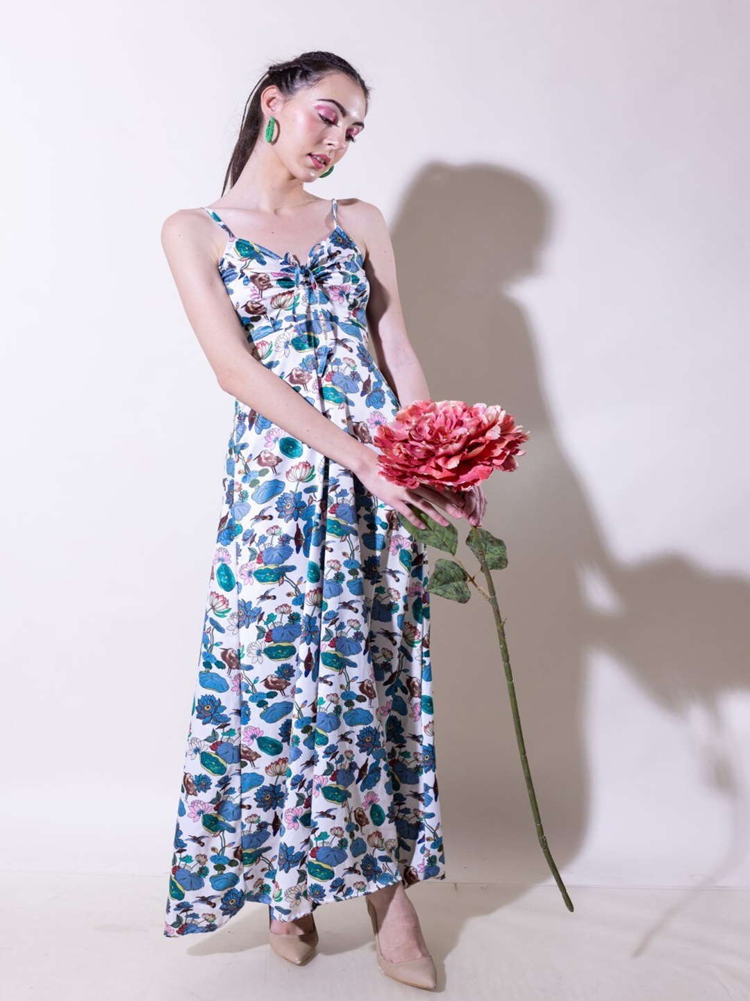 Stylecast X Hersheinbox Blue & White Floral Printed Shoulder Straps Maxi Dress
Stylecast X Hersheinbox Blue & White Floral Printed Shoulder Straps Maxi Dress