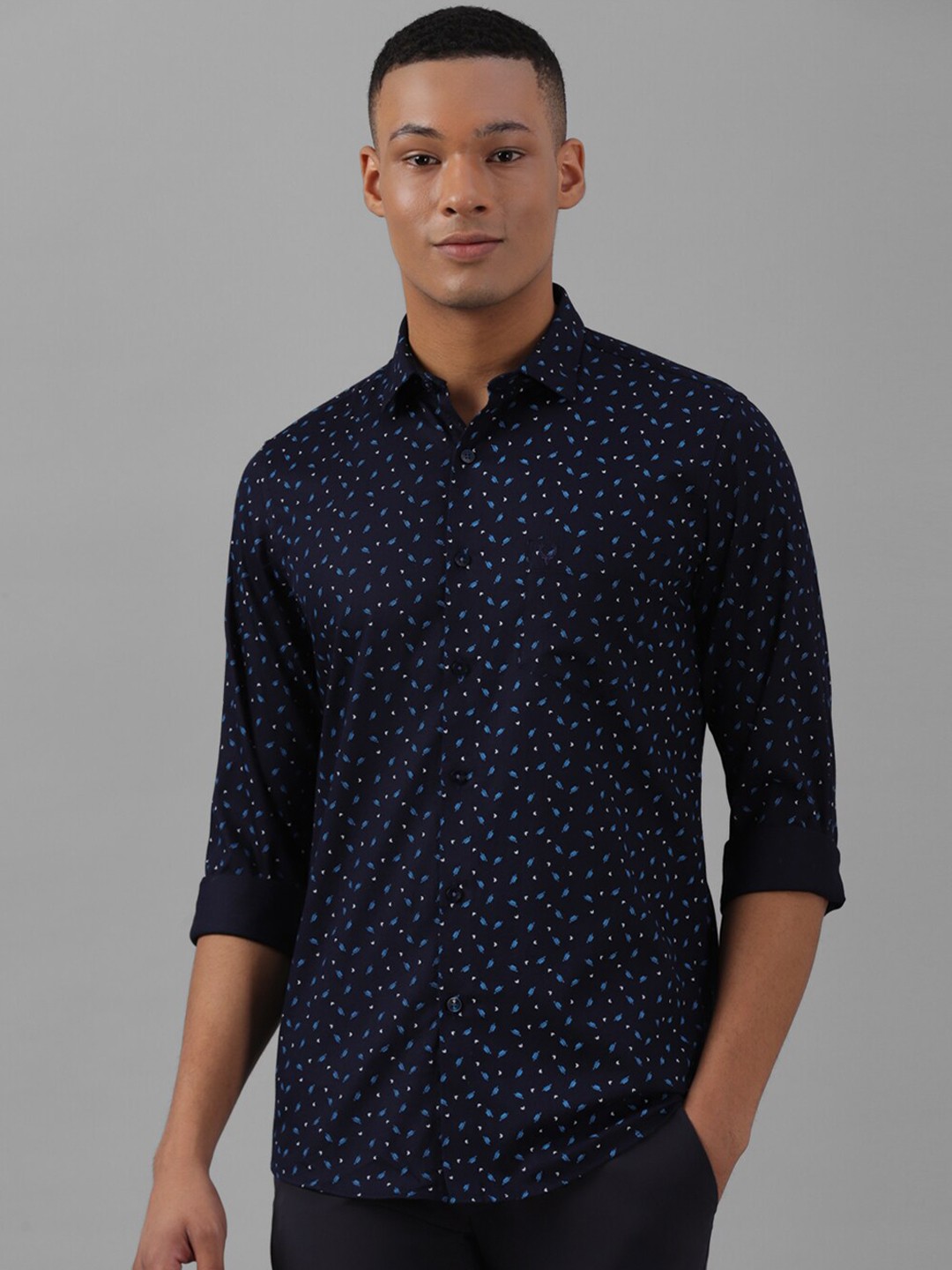 Allen Solly Slim Fit Printed Spread Collar Full Sleeves Chest Pocket Cotton Casual Shirt, Navy blue
Allen Solly Slim Fit Printed Spread Collar Full Sleeves Chest Pocket Cotton Casual Shirt, Navy blue