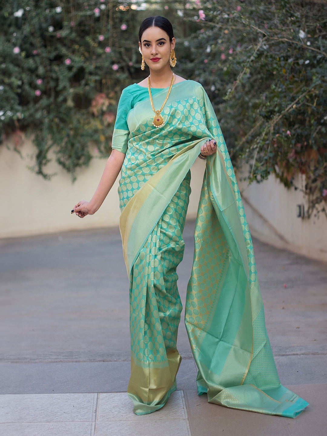 Glorisa Ethnic Motifs Woven Design Zari Kanjeevaram Saree, Green