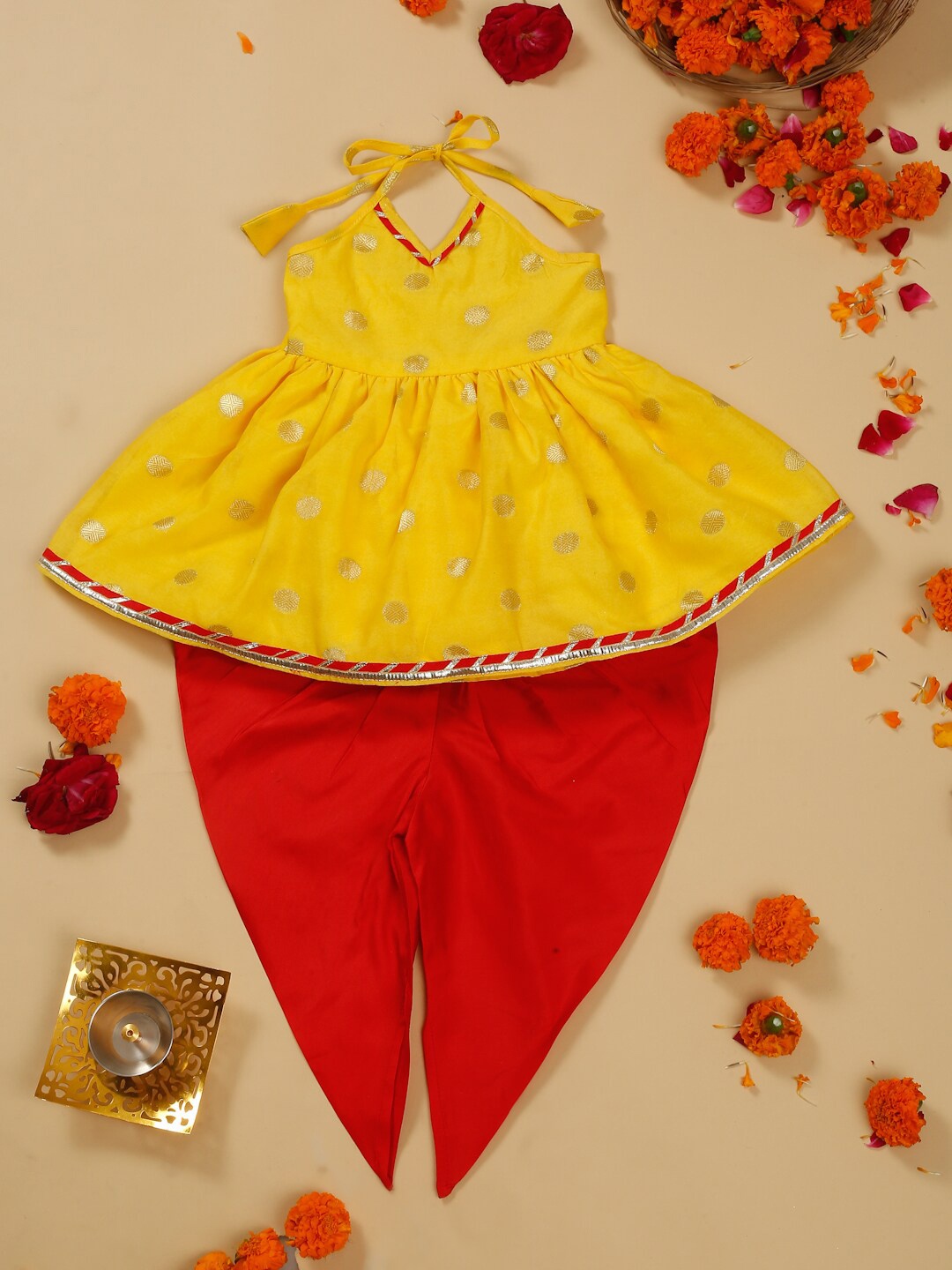 SAKA DESIGNS Girls Halter neck sleeveless Regular Chanderi Silk Kurta with Dhoti Pants, Yellow
SAKA DESIGNS Girls Halter neck sleeveless Regular Chanderi Silk Kurta with Dhoti Pants, Yellow