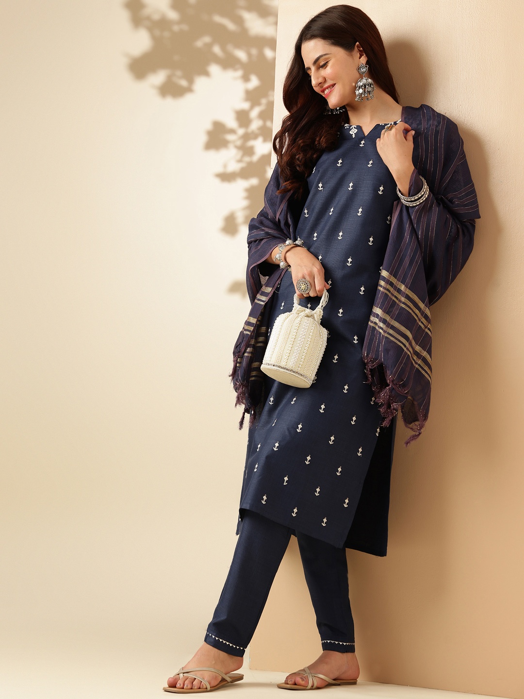 Anouk Ethnic Motifs Embroidered Notch Neck Thread Work Kurta With Trousers & Dupatta, Navy blue
Anouk Ethnic Motifs Embroidered Notch Neck Thread Work Kurta With Trousers & Dupatta, Navy blue