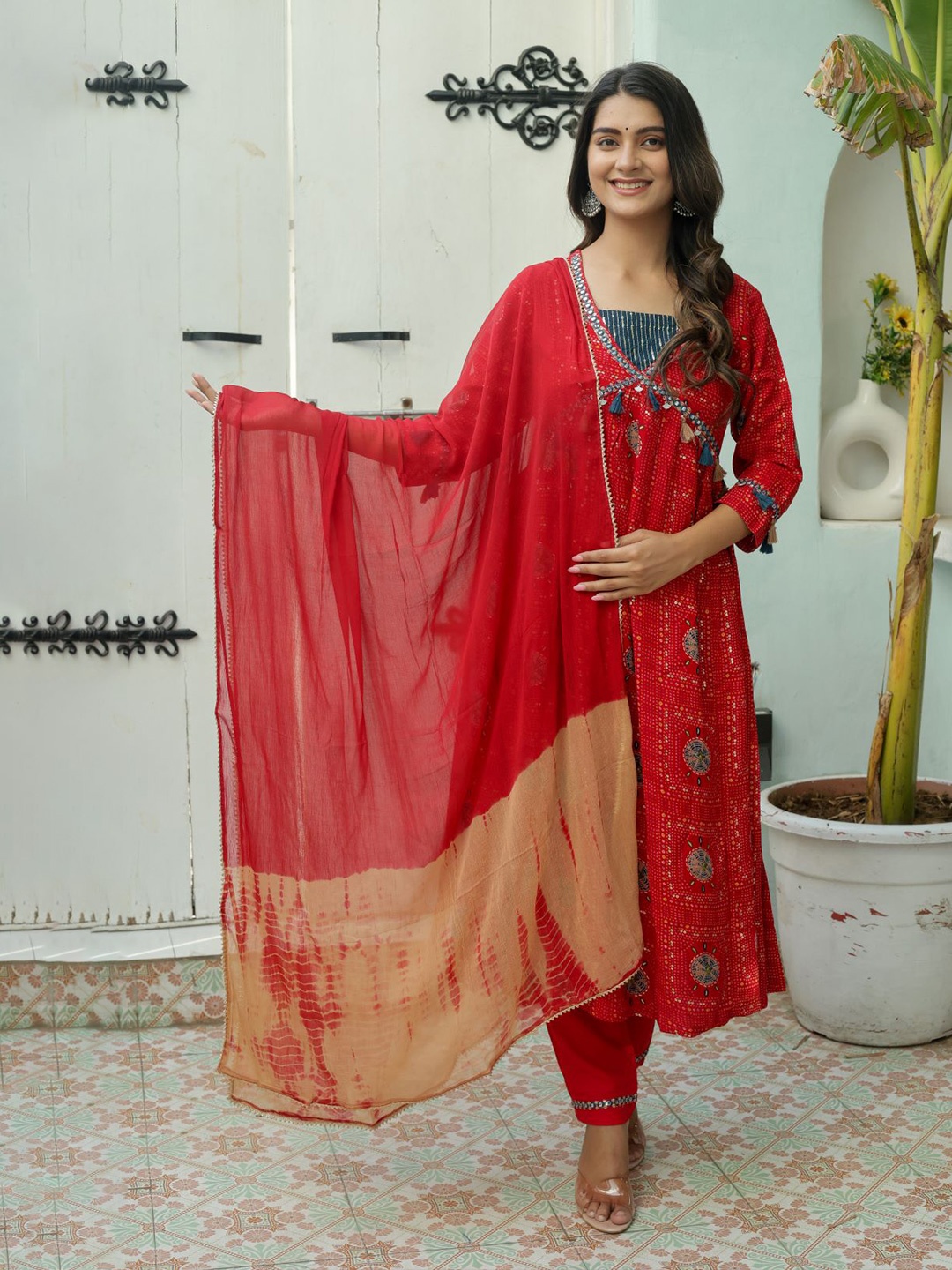 Chandbaali Floral Printed Square Neck Empire Straigth Kurta with Trousers & Dupatta, Red
Chandbaali Floral Printed Square Neck Empire Straigth Kurta with Trousers & Dupatta, Red
