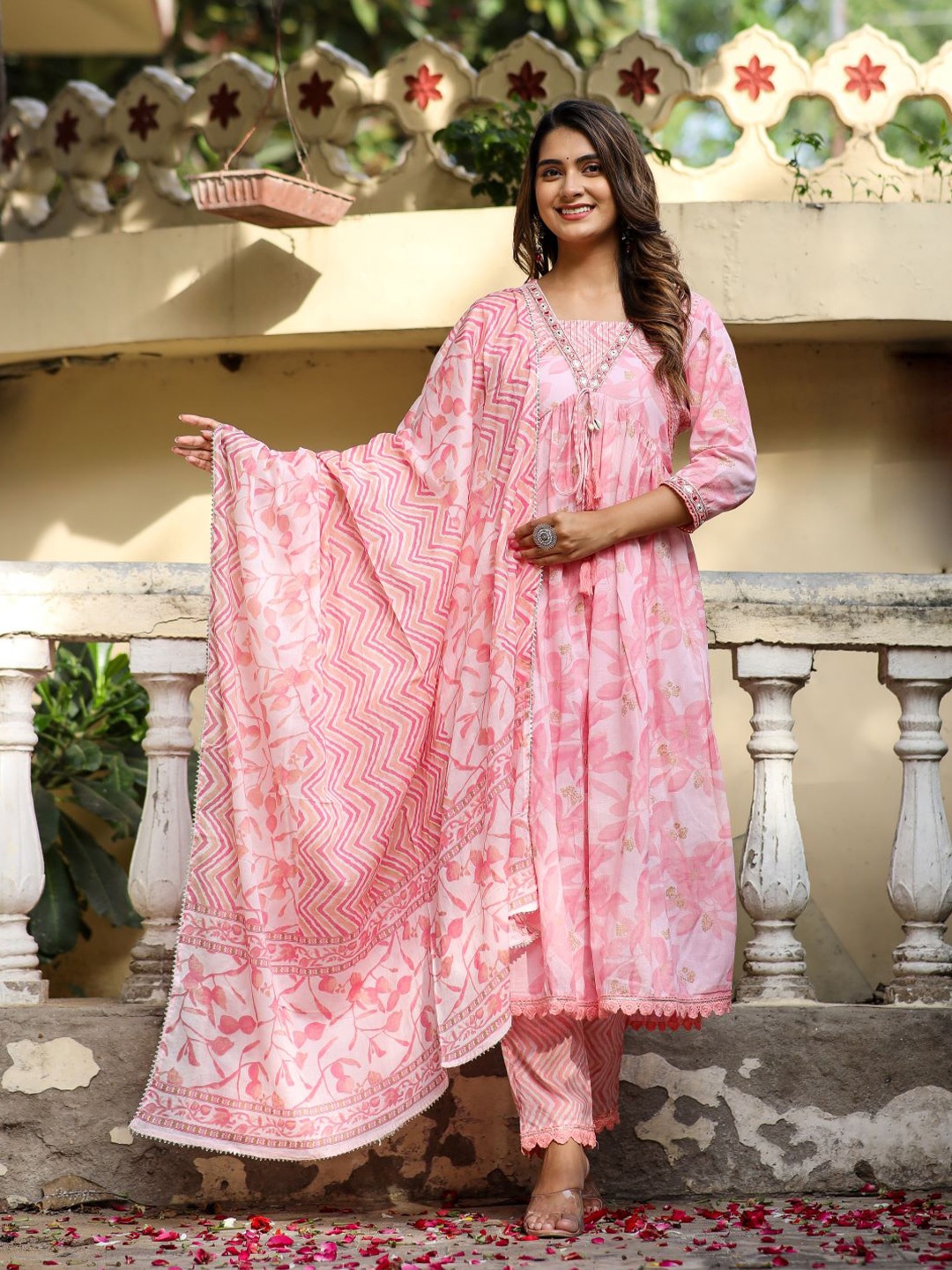 Chandbaali Floral Printed Regular Thread Work Pure Cotton Kurta with Trousers & Dupatta, Pink
Chandbaali Floral Printed Regular Thread Work Pure Cotton Kurta with Trousers & Dupatta, Pink