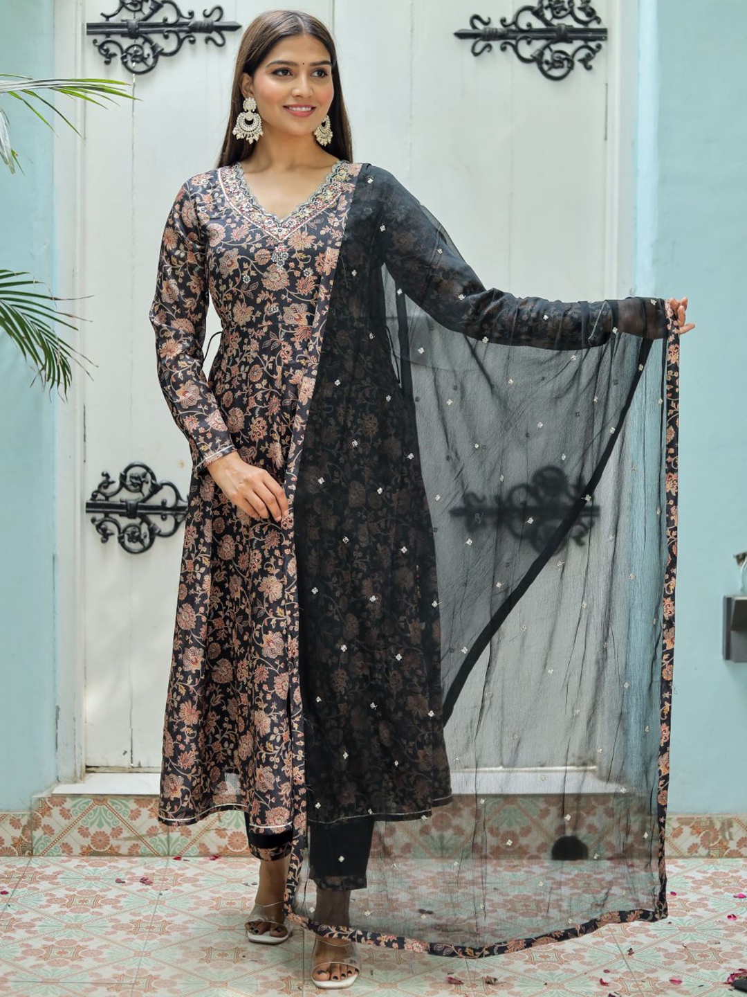 Chandbaali Floral Printed V Neck Long Sleeves Kurta with Trousers & With Dupatta, Black
Chandbaali Floral Printed V Neck Long Sleeves Kurta with Trousers & With Dupatta, Black