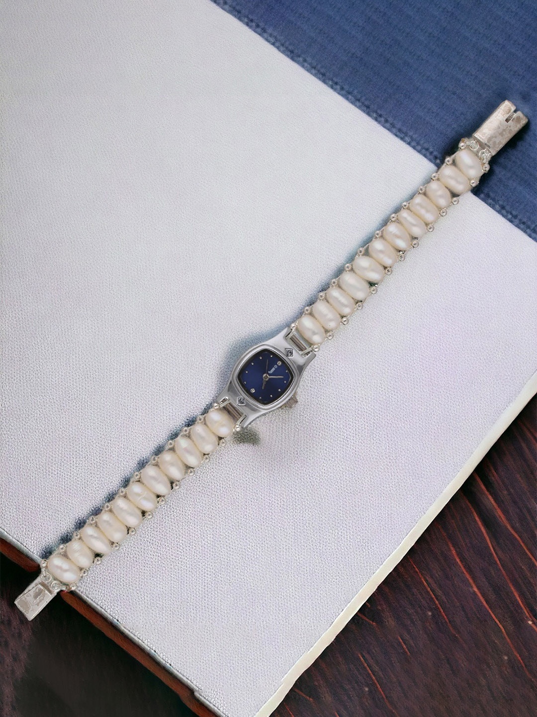 Sri Jagdamba Pearls Dealer Women Embellished Style Straps Analogue Watch JPOCT-22-125, White
Sri Jagdamba Pearls Dealer Women Embellished Style Straps Analogue Watch JPOCT-22-125, White