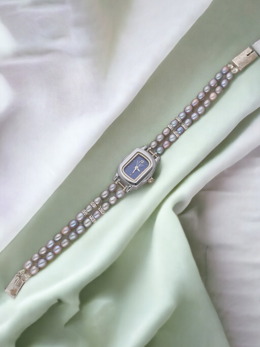 Sri Jagdamba Pearls Dealer Women Embellished Bracelet Style Analogue Watch JPOCT-22-109, Grey
Sri Jagdamba Pearls Dealer Women Embellished Bracelet Style Analogue Watch JPOCT-22-109, Grey
