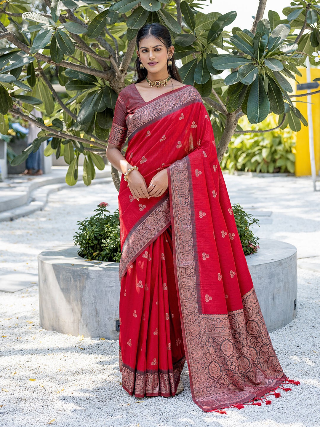 VISHNU WEAVES Woven Design Ethnic Motifs Zari Pure Silk Banarasi Saree With Tassels, Red
VISHNU WEAVES Woven Design Ethnic Motifs Zari Pure Silk Banarasi Saree With Tassels, Red