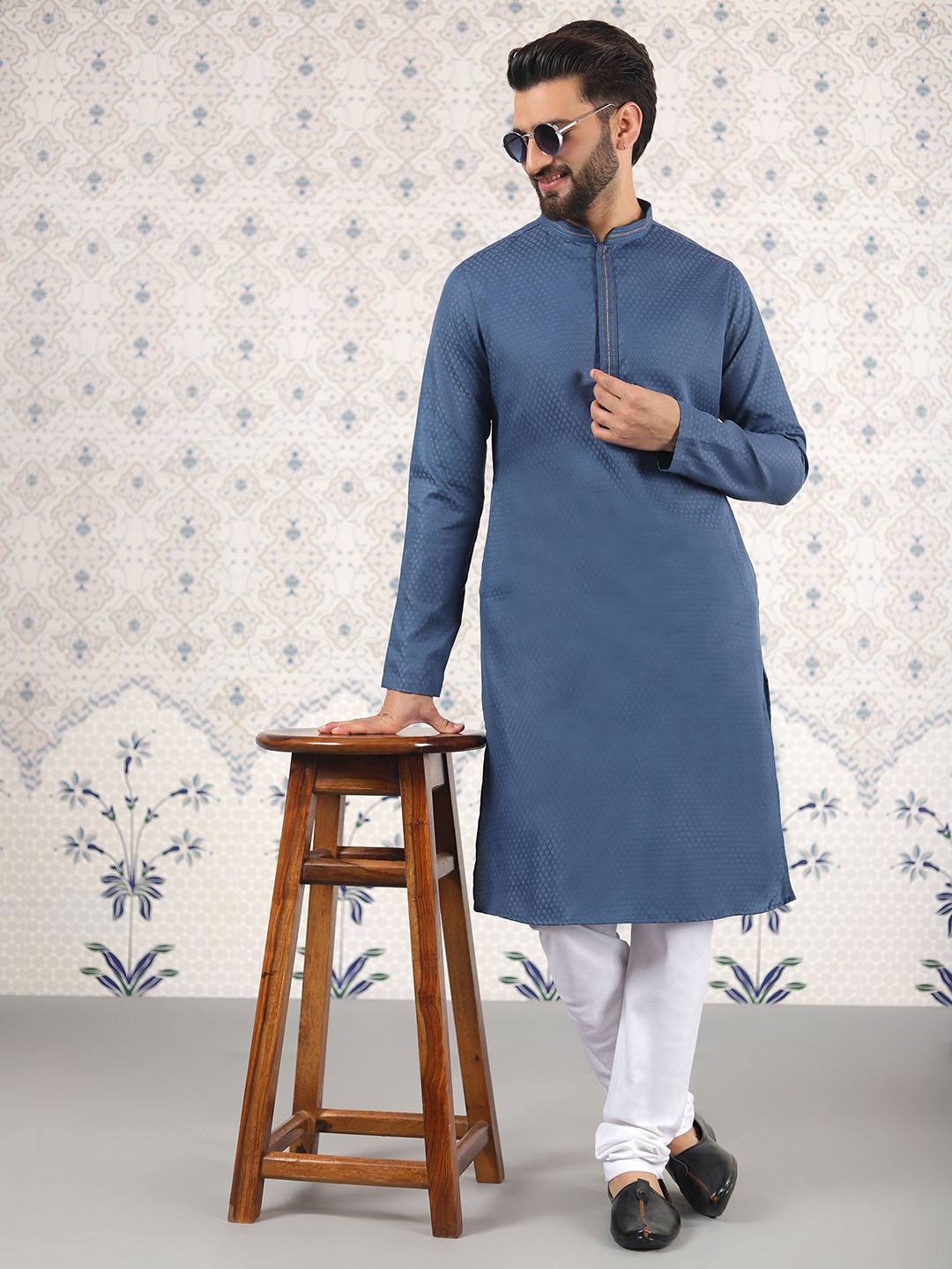 Ode by House of Pataudi Woven Design Mandarin Collar Straight Kurta with Churidar Pant, Navy blue
Ode by House of Pataudi Woven Design Mandarin Collar Straight Kurta with Churidar Pant, Navy blue
