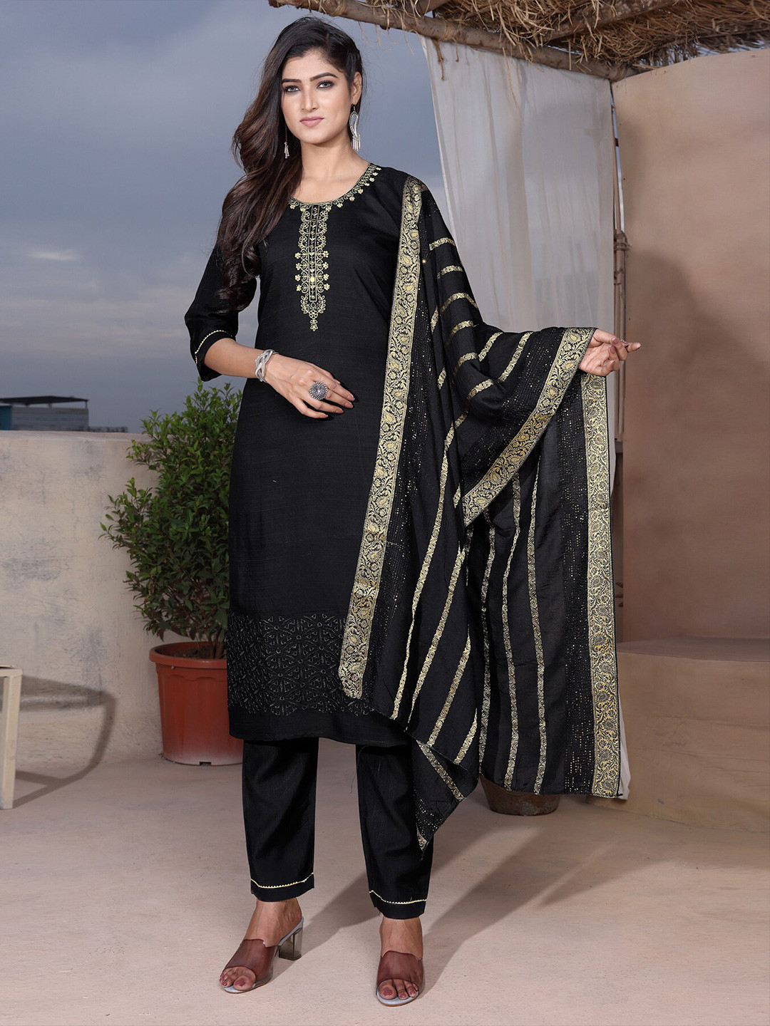 Ariya Prints Floral Yoke Design Regular Thread Work Pure Silk Kurta with Pyjamas & Dupatta, Black
Ariya Prints Floral Yoke Design Regular Thread Work Pure Silk Kurta with Pyjamas & Dupatta, Black