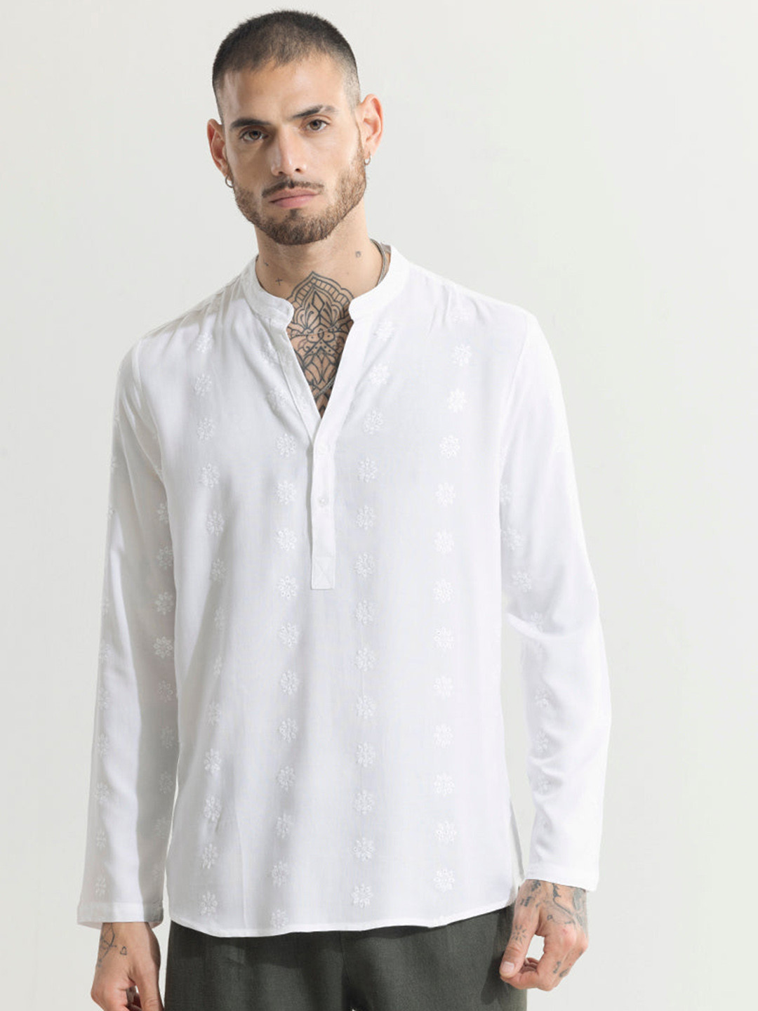 Snitch White Classic Slim Fit Floral Embroidered Cotton Casual Shirt 
Snitch White Classic Slim Fit Floral Embroidered Cotton Casual Shirt