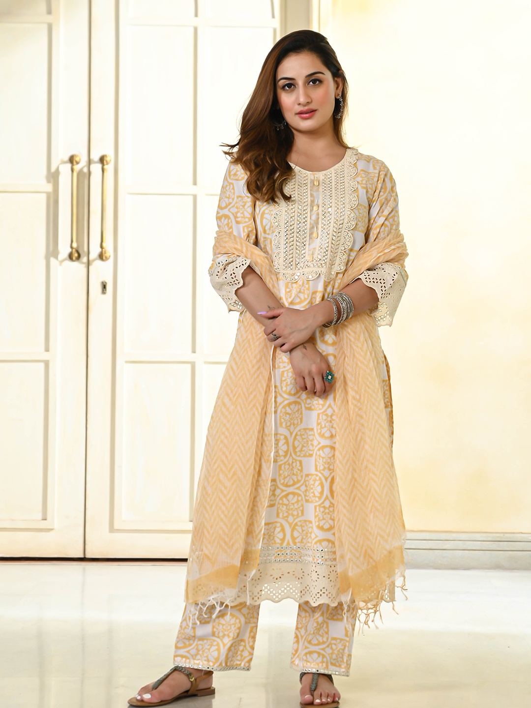Anouk Mirage Floral Printed Regular Pure Cotton Straight Kurta with Trousers & Dupatta, Off white
Anouk Mirage Floral Printed Regular Pure Cotton Straight Kurta with Trousers & Dupatta, Off white