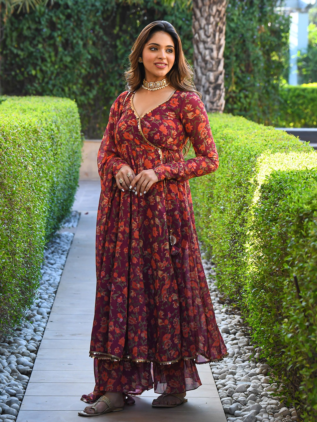 Anouk Mirage Maroon Floral Printed Sweetheart Neck Empire Kurta With Trousers & Dupatta
Anouk Mirage Maroon Floral Printed Sweetheart Neck Empire Kurta With Trousers & Dupatta