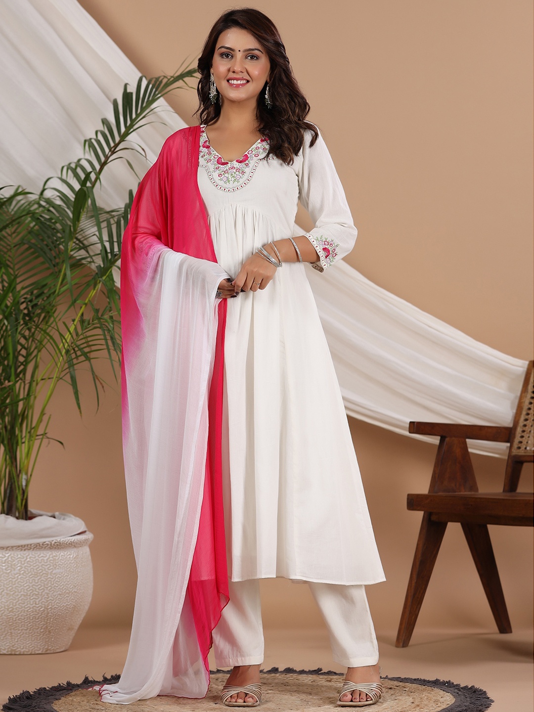 Rangeelo Floral Embroidered Regular Thread Work Pure Cotton Kurta with Palazzos & Dupatta, White
Rangeelo Floral Embroidered Regular Thread Work Pure Cotton Kurta with Palazzos & Dupatta, White