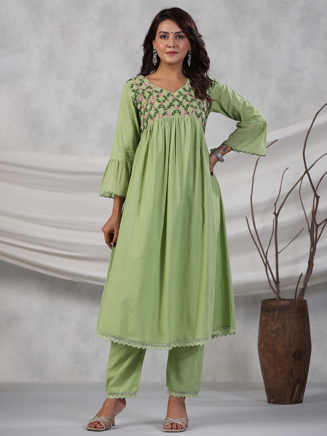 Rangeelo Floral Embroidered Regular Thread Work Pure Cotton Kurta with Trousers, Green
Rangeelo Floral Embroidered Regular Thread Work Pure Cotton Kurta with Trousers, Green