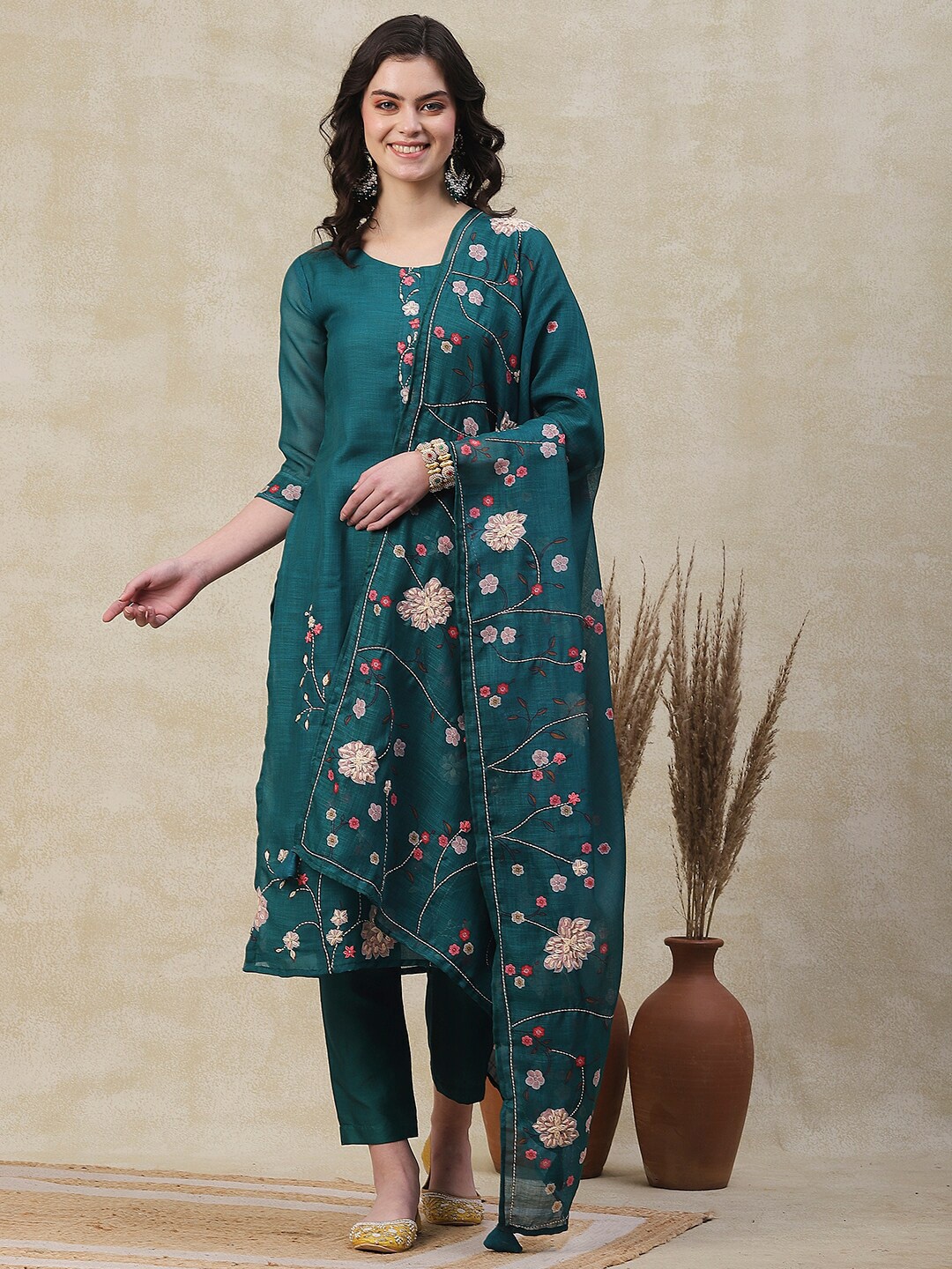 FASHOR Green & Red Floral Printed Jute Cotton Straight Kurta With Trousers & Dupatta
FASHOR Green & Red Floral Printed Jute Cotton Straight Kurta With Trousers & Dupatta