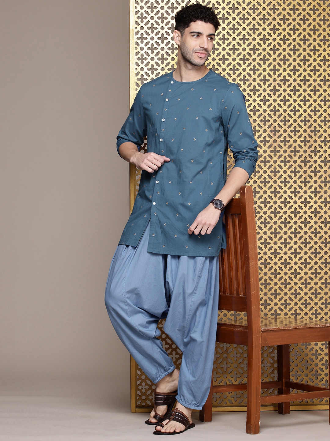 House of Pataudi Men Jashn Floral Printed Angrakha Pure Cotton Kurta With Salwar, Blue
House of Pataudi Men Jashn Floral Printed Angrakha Pure Cotton Kurta With Salwar, Blue