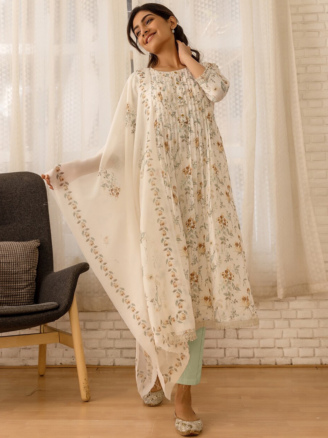 House of Pataudi Off White Floral Printed Round Neck Anarkali Kurta Trouser & Dupatta Set
House of Pataudi Off White Floral Printed Round Neck Anarkali Kurta Trouser & Dupatta Set
