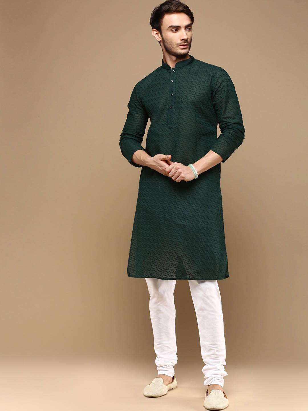 Sanwara Mandarin Collar Long Sleeves Ethnic Embroidered Straight Kurta with Pyjamas, Green
Sanwara Mandarin Collar Long Sleeves Ethnic Embroidered Straight Kurta with Pyjamas, Green