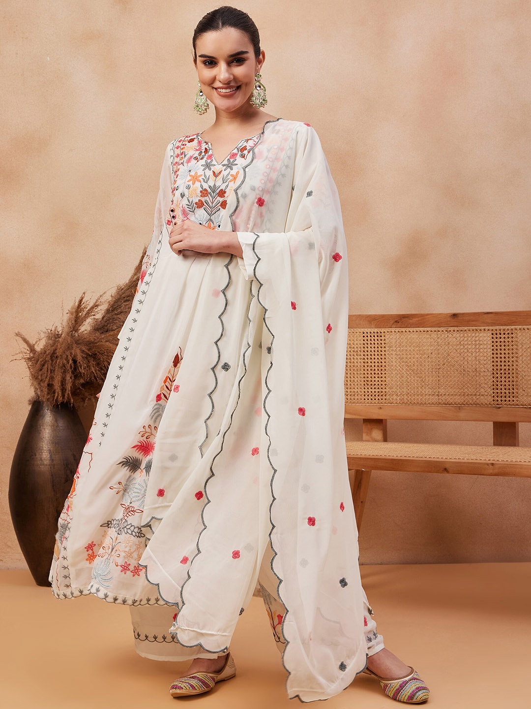 KAVINDI Ethnic Motifs Embroidered V-Neck Thread Work Kurta with Palazzos & With Dupatta, White
KAVINDI Ethnic Motifs Embroidered V-Neck Thread Work Kurta with Palazzos & With Dupatta, White