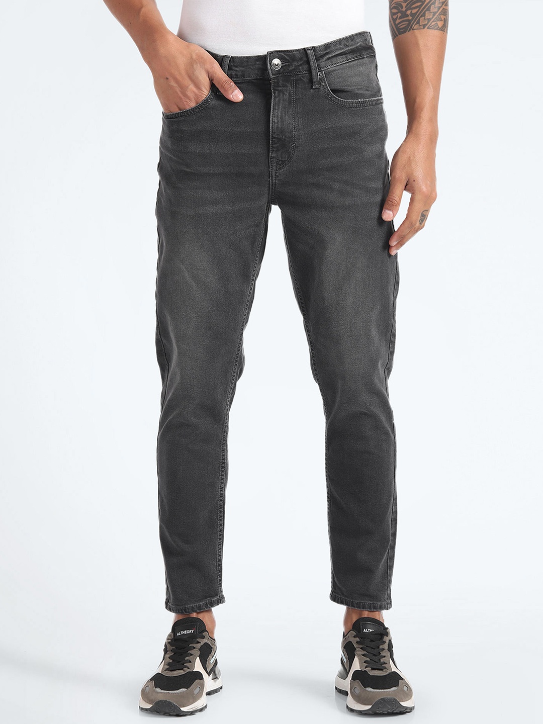 Flying Machine Men Tapered Fit Mid Rise Clean Look Light Fade Stretchable Jeans, Black
Flying Machine Men Tapered Fit Mid Rise Clean Look Light Fade Stretchable Jeans, Black