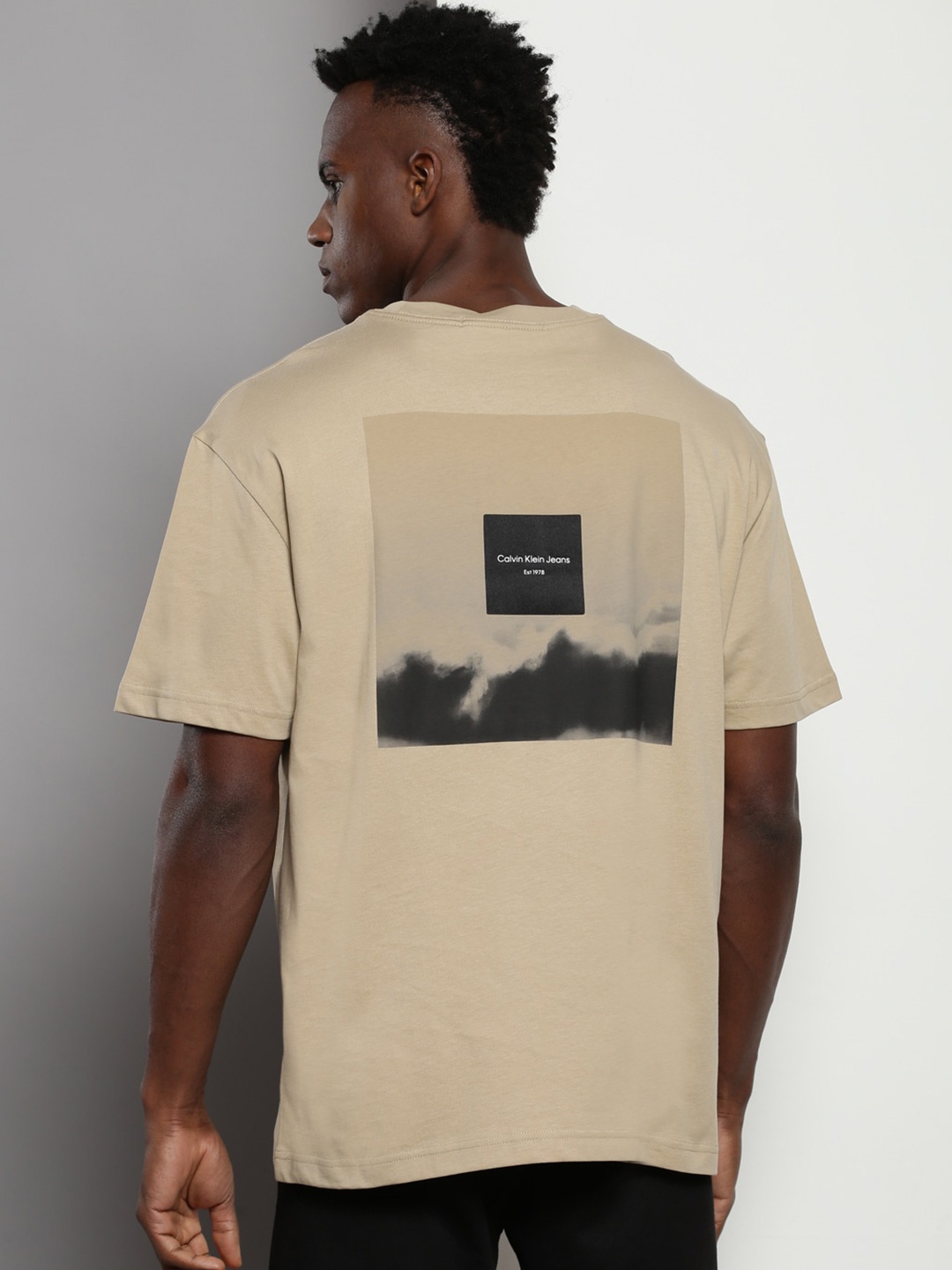 Calvin Klein Jeans Tie and Dye Printed Round Neck Regular Sleeves Cotton T-shirt, Beige
Calvin Klein Jeans Tie and Dye Printed Round Neck Regular Sleeves Cotton T-shirt, Beige