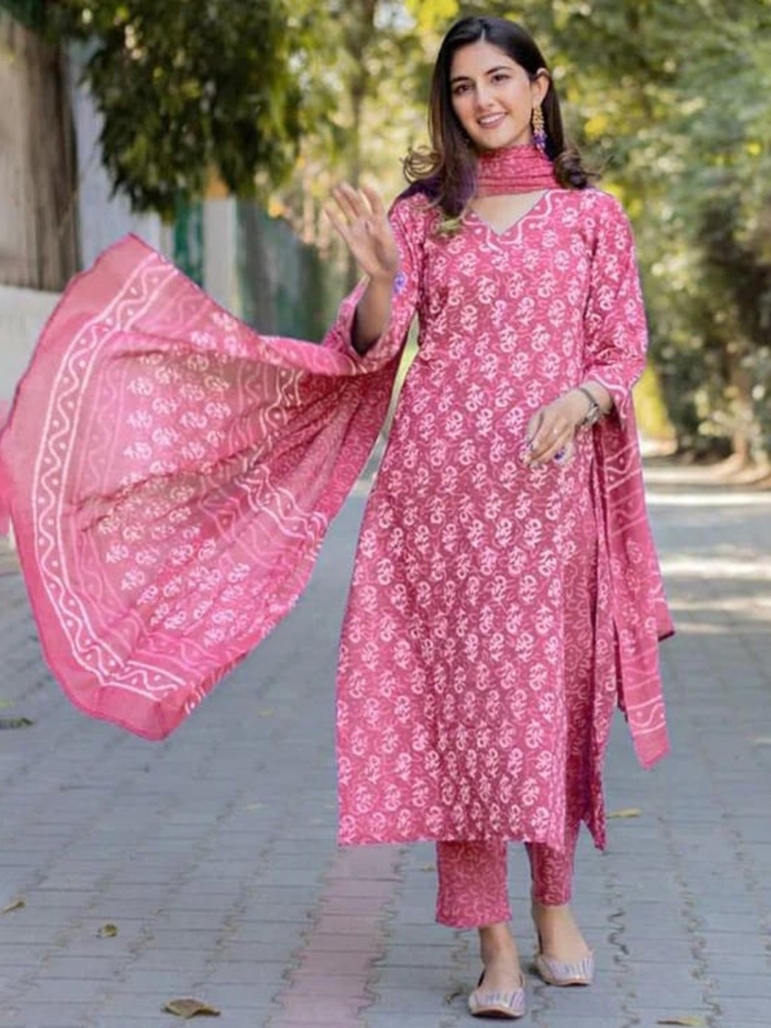 SkyaSia Floral Printed Regular Pure Cotton Kurta With Trouser & Dupatta, Peach
SkyaSia Floral Printed Regular Pure Cotton Kurta With Trouser & Dupatta, Peach