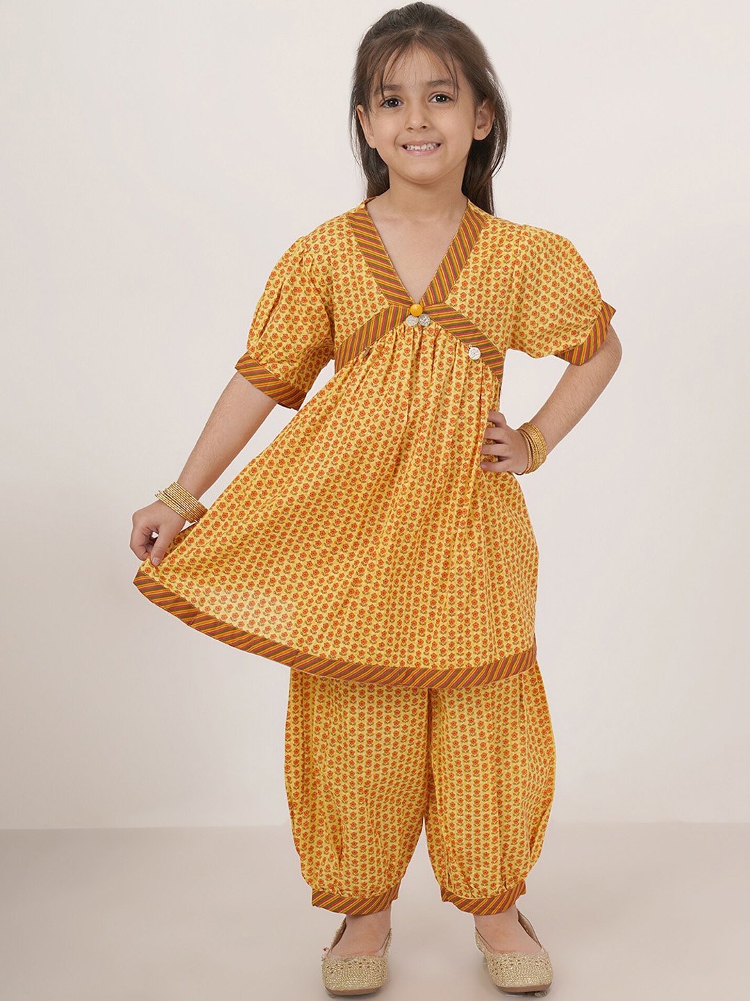 FABRIC FITOOR Girls Floral Printed Empire Sequinned Pure Cotton Kurta with Salwar, Yellow
FABRIC FITOOR Girls Floral Printed Empire Sequinned Pure Cotton Kurta with Salwar, Yellow