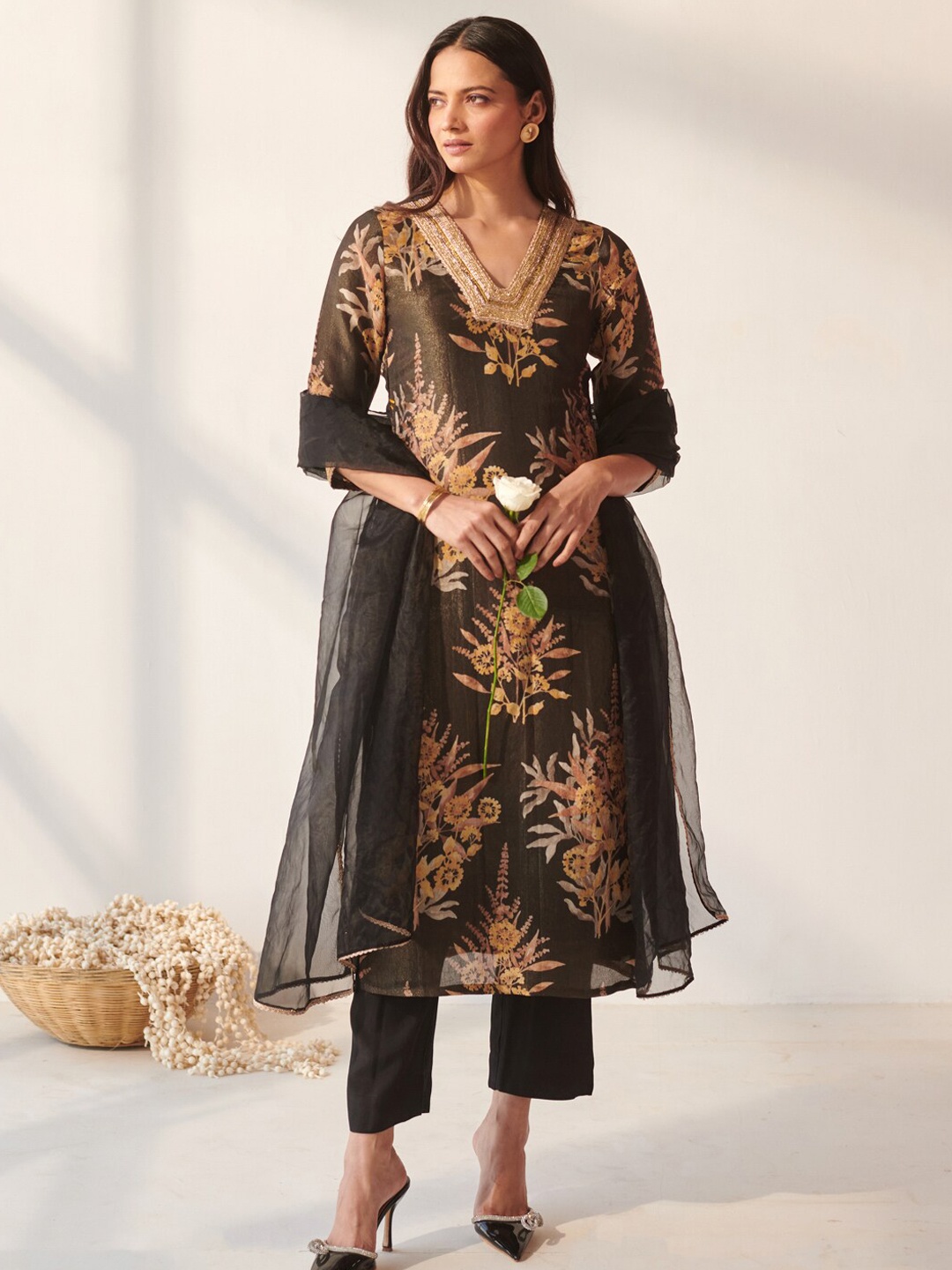 Ambraee Floral Printed Zari Yoke or Border V-Neck Kurta With Trousers & Dupatta, Black
Ambraee Floral Printed Zari Yoke or Border V-Neck Kurta With Trousers & Dupatta, Black