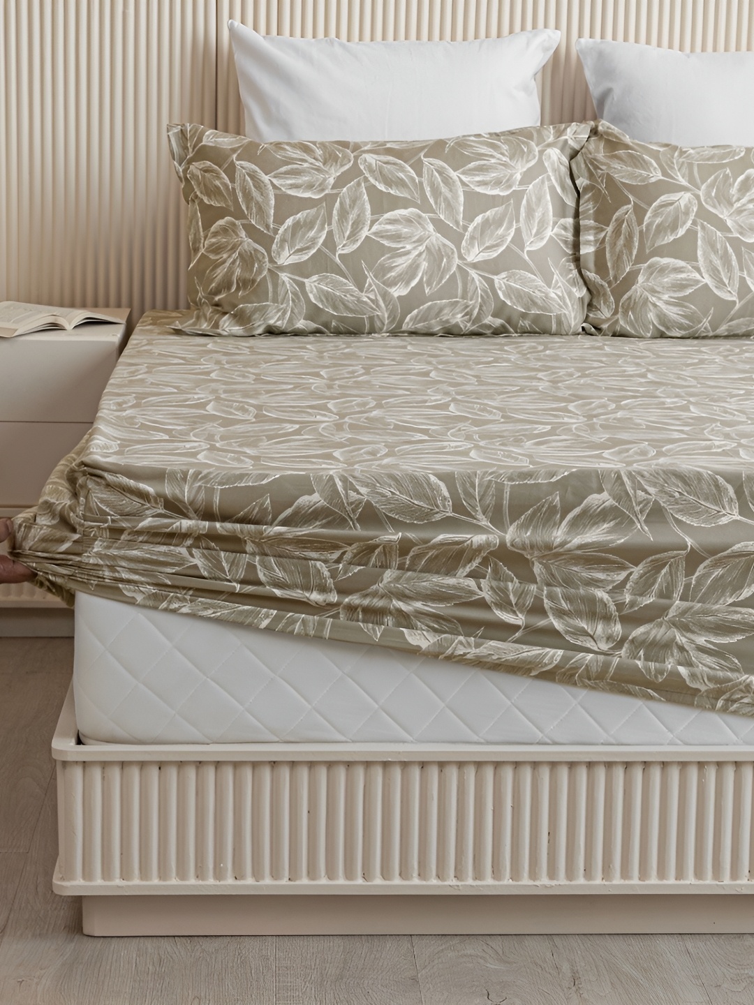 HOMEMONDE Green & White Floral 210 TC King Fitted Cotton Bedsheet with 2 Pillow Covers
HOMEMONDE Green & White Floral 210 TC King Fitted Cotton Bedsheet with 2 Pillow Covers