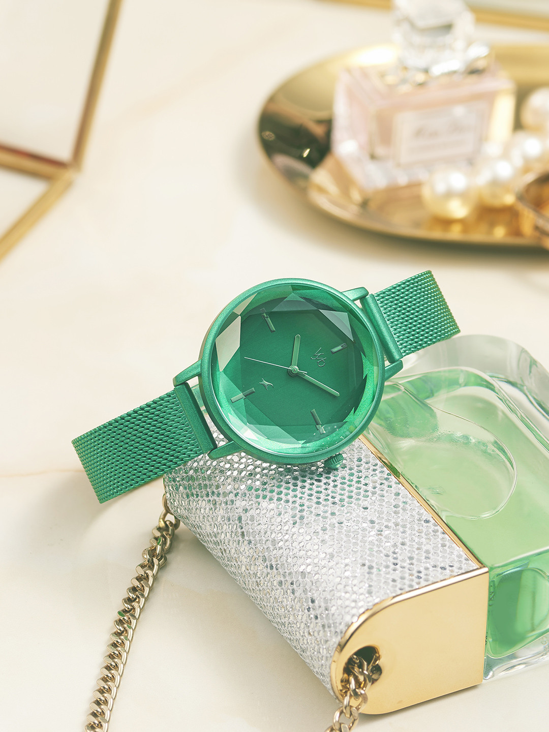 Fastrack Vyb Aurora Women Stainless Steel Bracelet Style Straps Analogue Watch FV60010QM03W, Green
Fastrack Vyb Aurora Women Stainless Steel Bracelet Style Straps Analogue Watch FV60010QM03W, Green