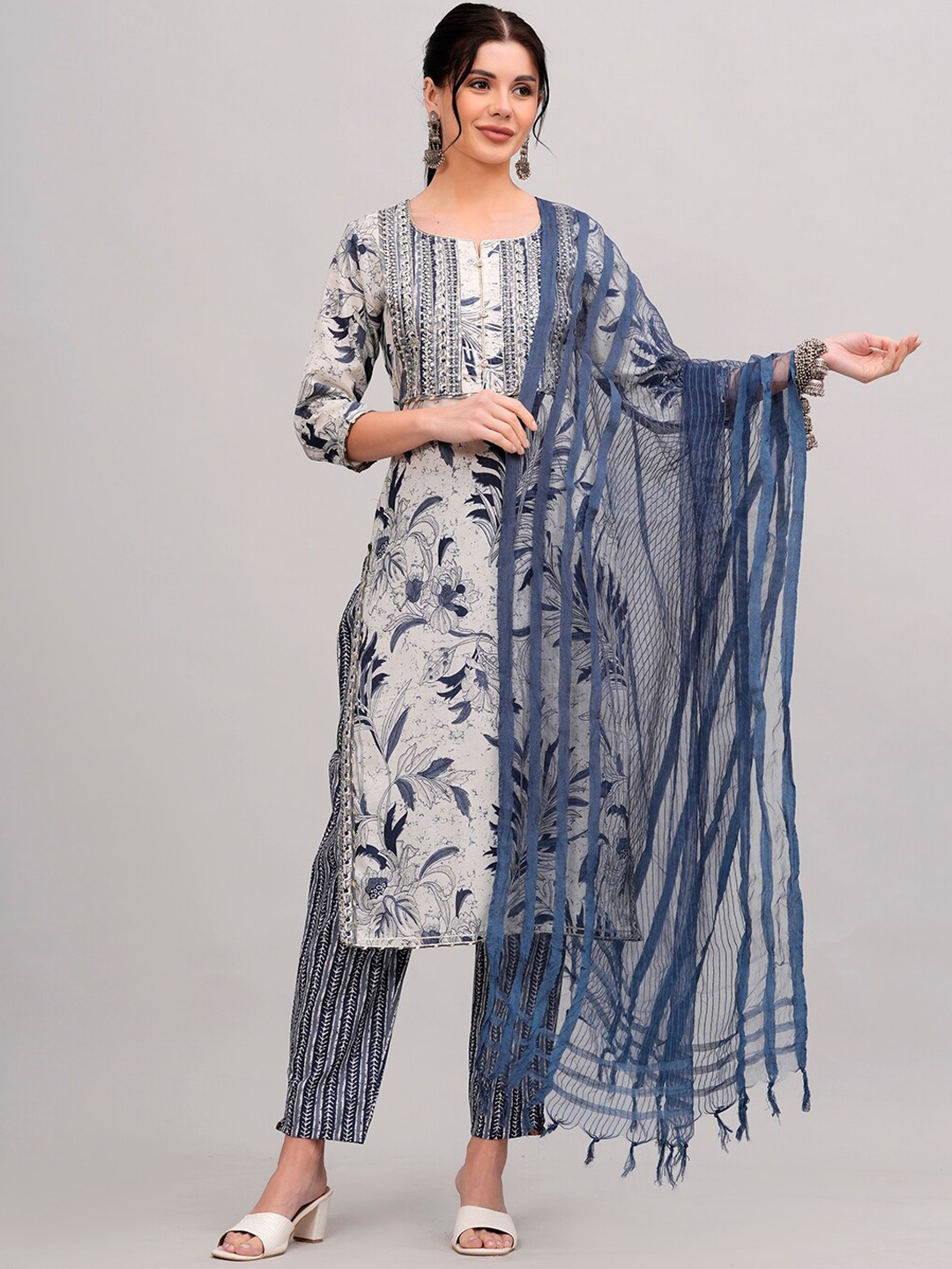 JC4U Floral Printed Round Neck Pure Cotton Straight Kurta with Trousers & With Dupatta, Blue
JC4U Floral Printed Round Neck Pure Cotton Straight Kurta with Trousers & With Dupatta, Blue