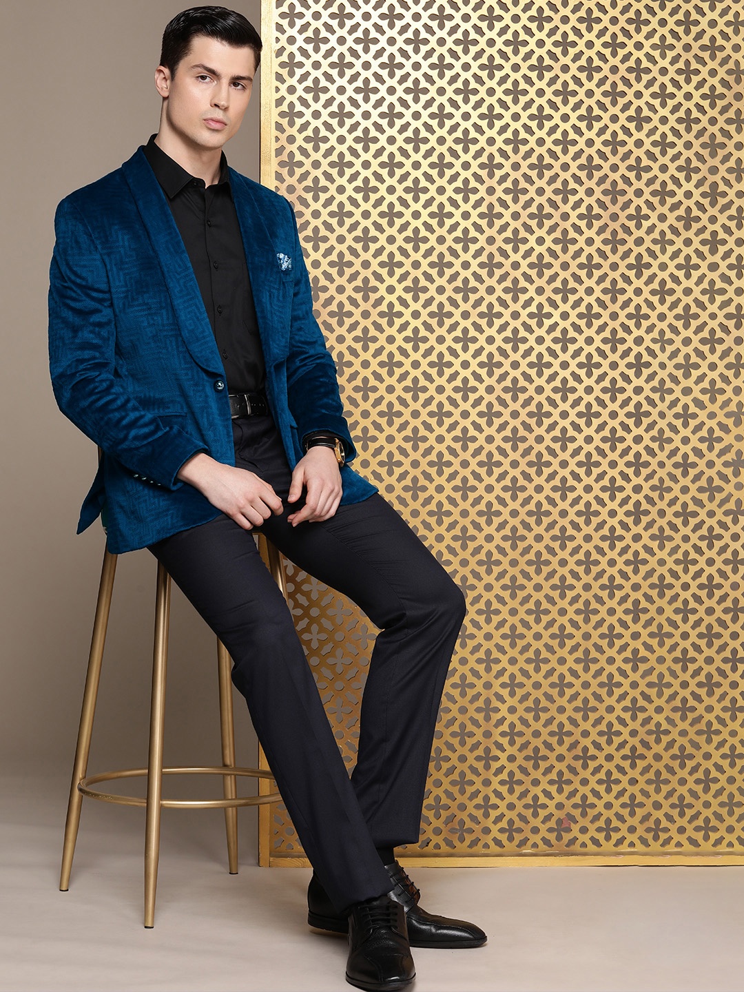 House of Pataudi Self Design Shawl Collar Single-Breasted Velvet Finish Blazer, Blue
House of Pataudi Self Design Shawl Collar Single-Breasted Velvet Finish Blazer, Blue