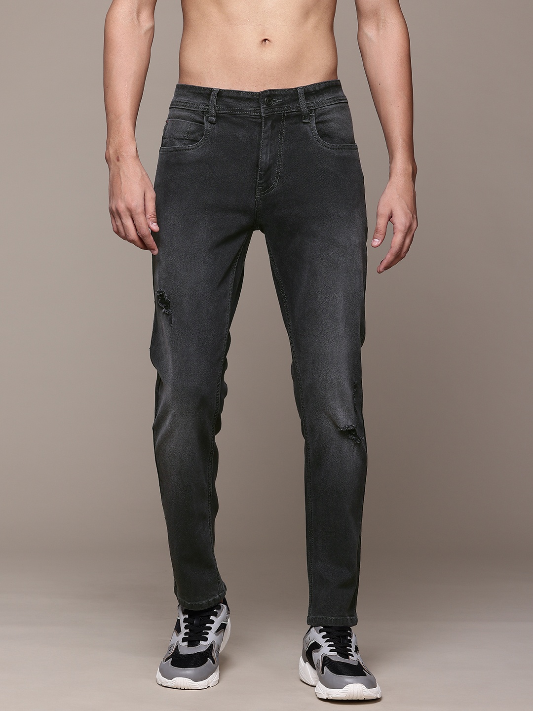 The Roadster Lifestyle Co. Men Slim Fit Low Distress Light Fade Stretchable Jeans, Charcoal
The Roadster Lifestyle Co. Men Slim Fit Low Distress Light Fade Stretchable Jeans, Charcoal