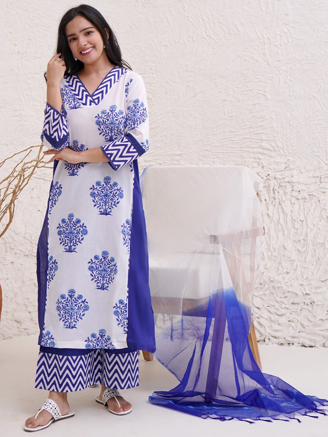 NERO V-Neck Three-Quarter Sleeves Floral Printed Regular Pure Cotton Kurta with Palazzos, Blue
NERO V-Neck Three-Quarter Sleeves Floral Printed Regular Pure Cotton Kurta with Palazzos, Blue