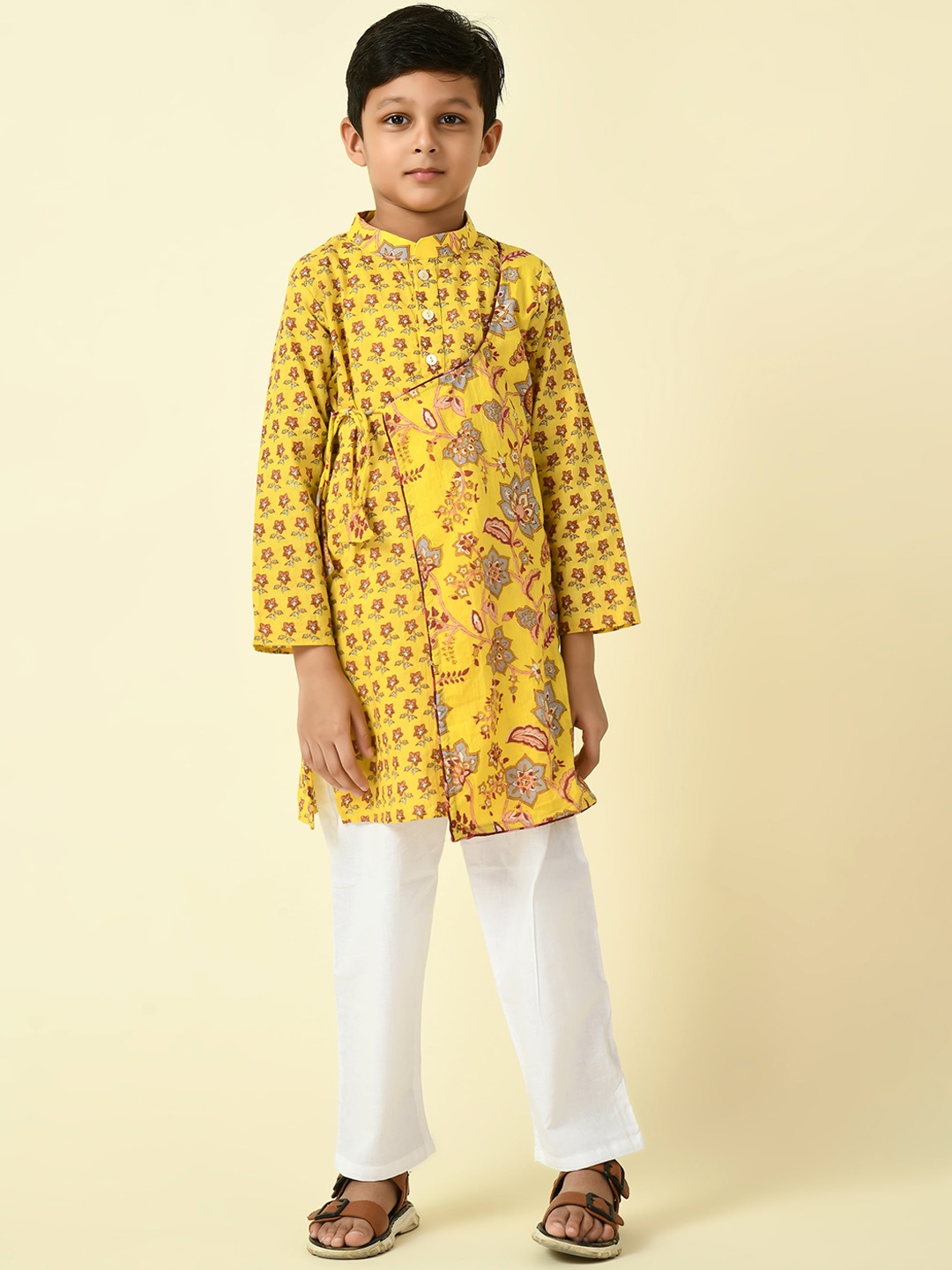 BAESD Boys Floral Printed Mandarin Collar Long Sleeves Pure Cotton Kurta with Trousers, Yellow
BAESD Boys Floral Printed Mandarin Collar Long Sleeves Pure Cotton Kurta with Trousers, Yellow