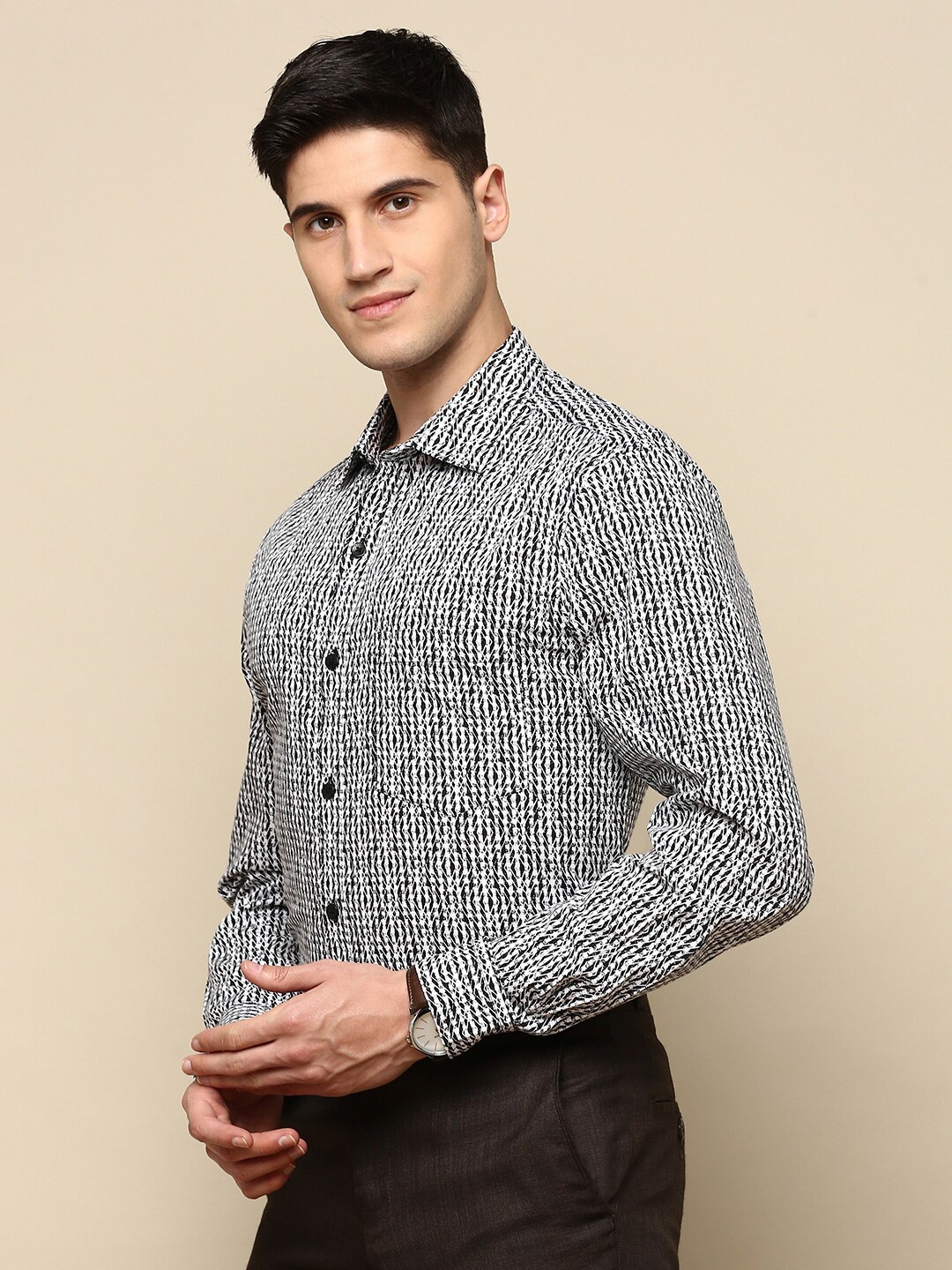 INVICTUS Standard Micro Checks Cotton Spread Collar Slim Fit Opaque Checked Formal Shirt, Black
INVICTUS Standard Micro Checks Cotton Spread Collar Slim Fit Opaque Checked Formal Shirt, Black