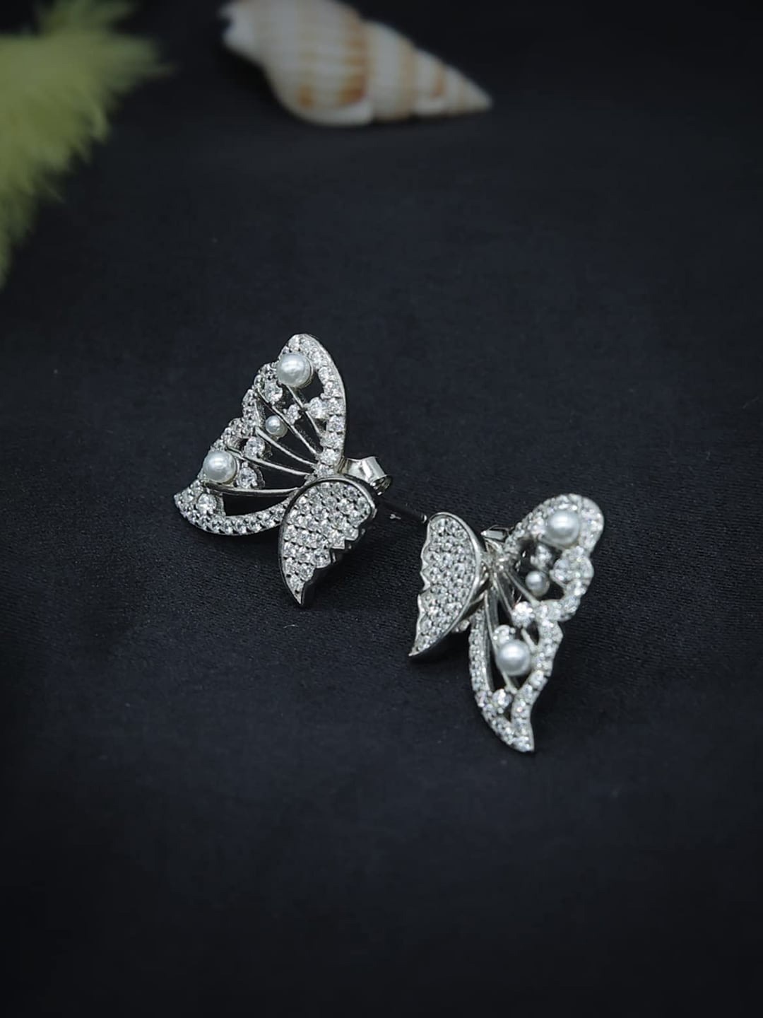 FIMBUL Silver Plated Contemporary Stud Earrings With Detachable Crystal Butterfly Wings
FIMBUL Silver Plated Contemporary Stud Earrings With Detachable Crystal Butterfly Wings