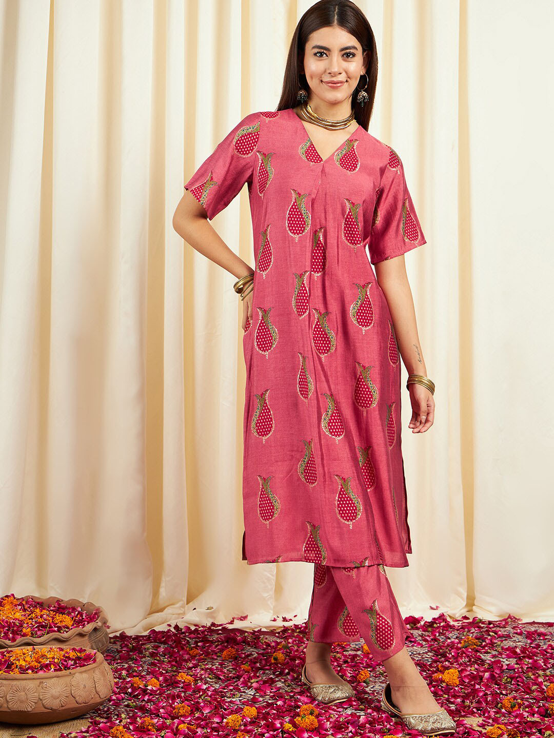 Ishin Floral Printed V-Neck Chanderi Straight Silk Kurta with Trousers, Peach
Ishin Floral Printed V-Neck Chanderi Straight Silk Kurta with Trousers, Peach